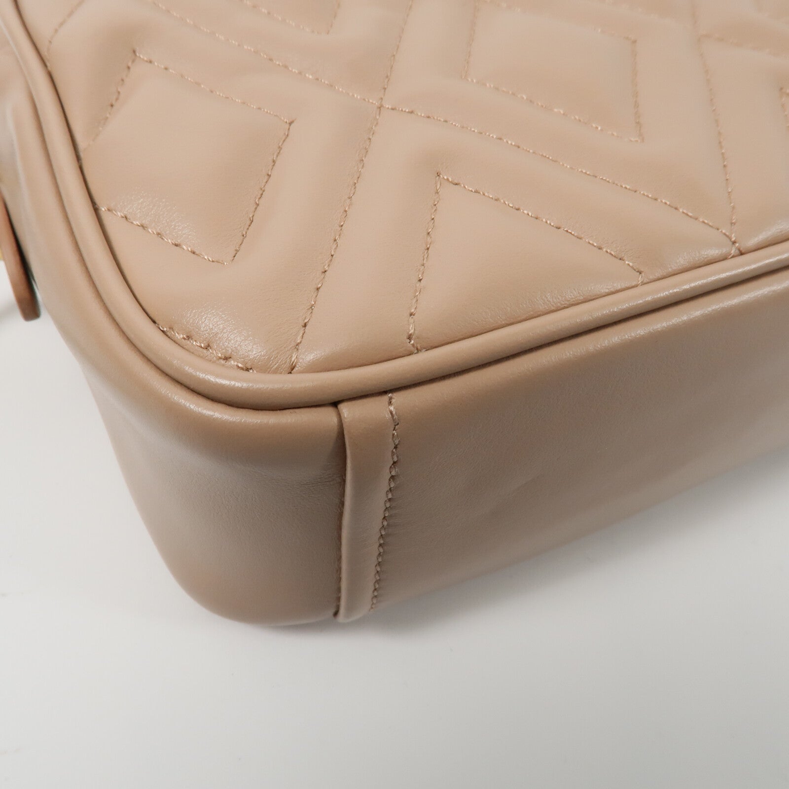 Miu Miu 牛皮皮革Soft Calf Quilted Camera Bag鏈帶肩背袋