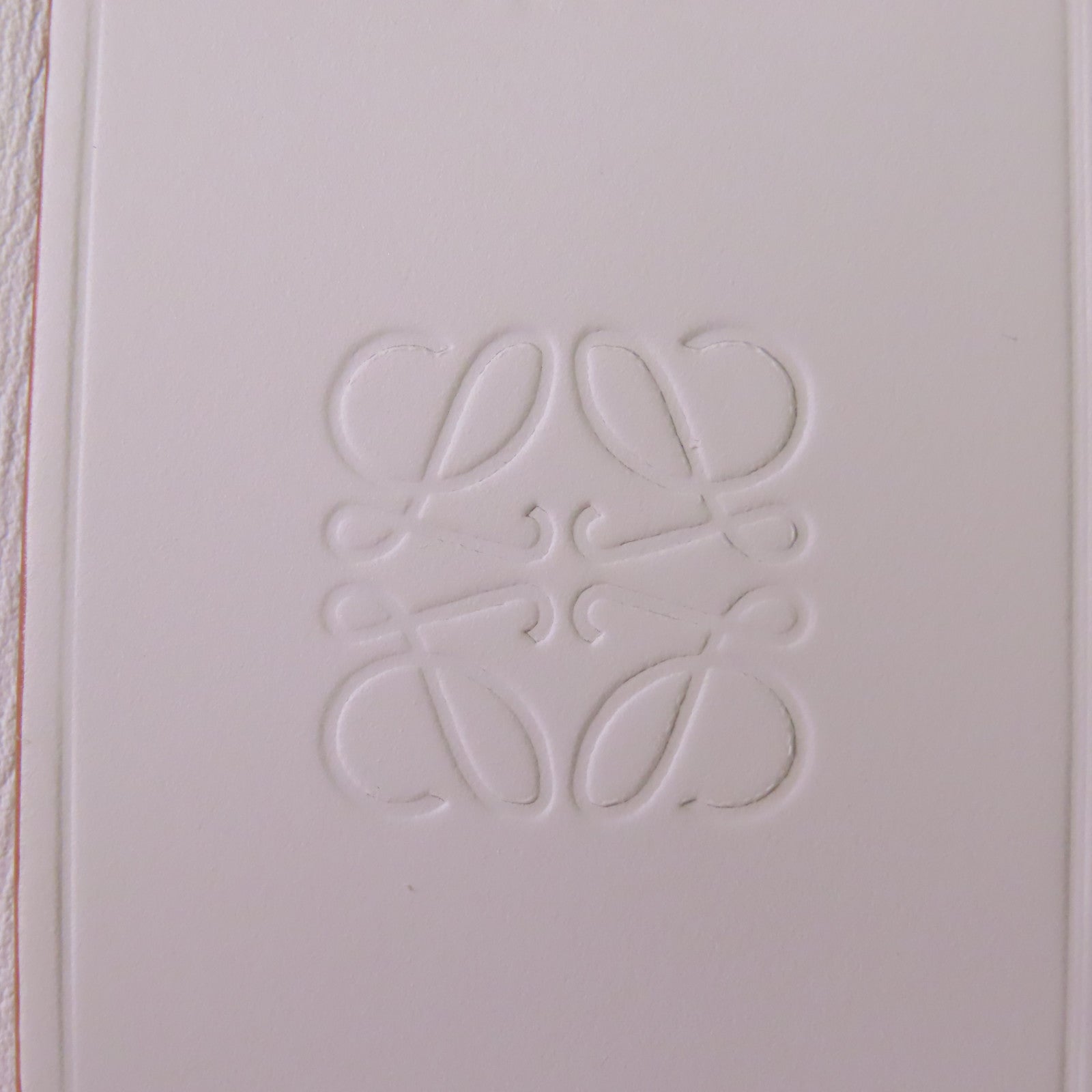 LOEWE 牛皮皮革Balloon金扣肩背袋白色