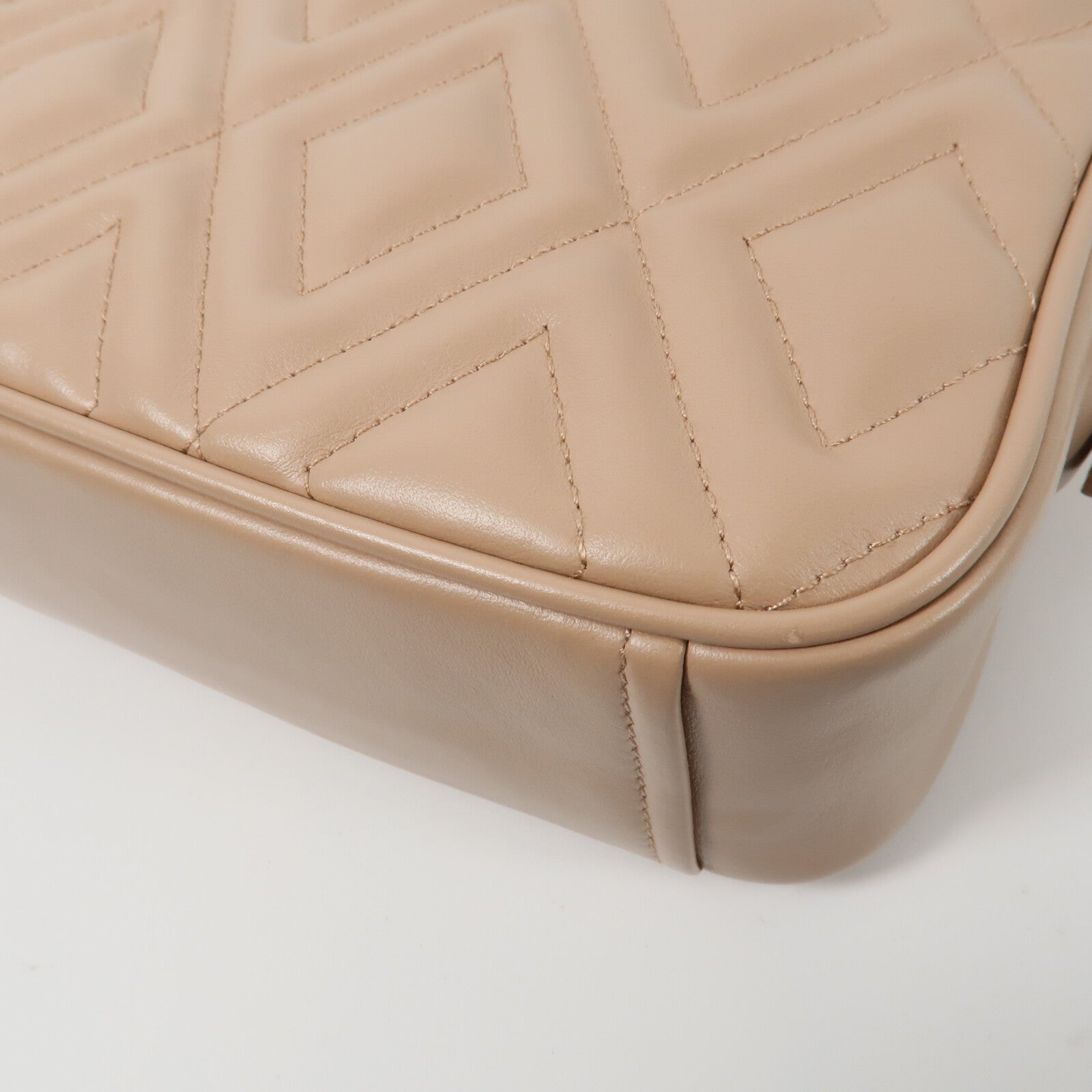 Miu Miu 牛皮皮革Soft Calf Quilted Camera Bag鏈帶肩背袋