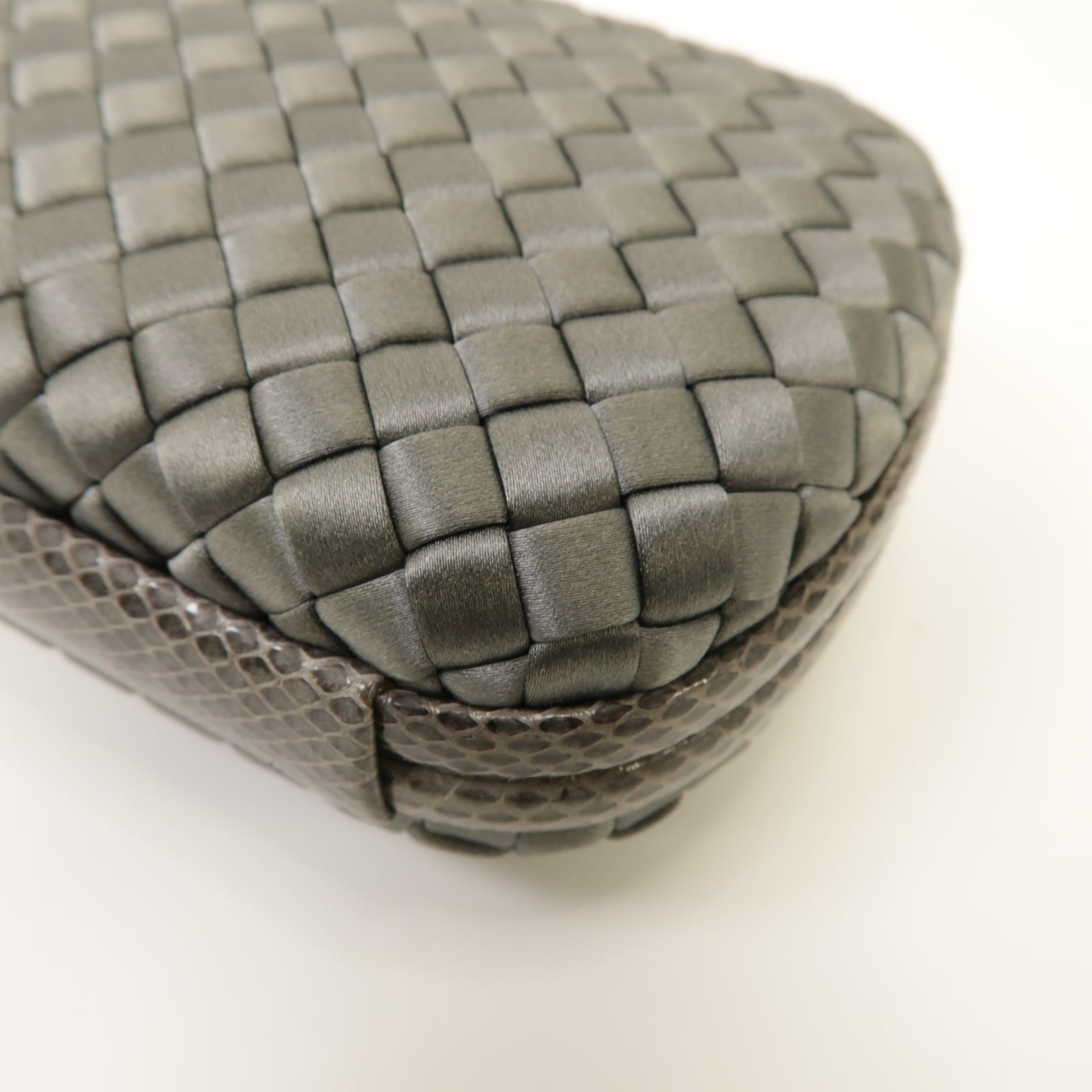 BOTTEGA VENETA 緞製/蛇皮皮革Chain Shoulder Clutch鏈帶肩背袋灰色