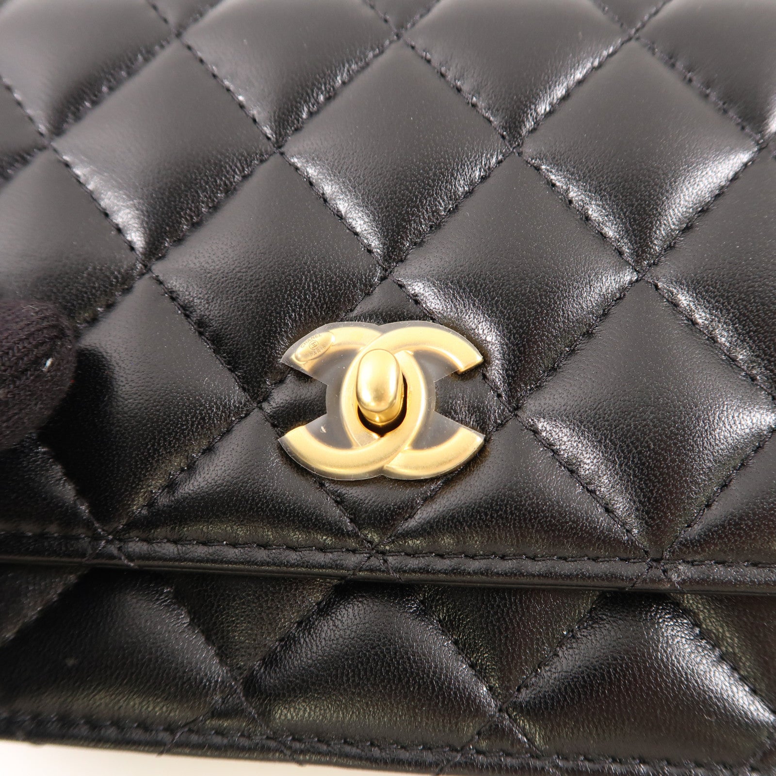 CHANEL 皮革Wallet On Chain金扣鏈帶肩背袋黑色