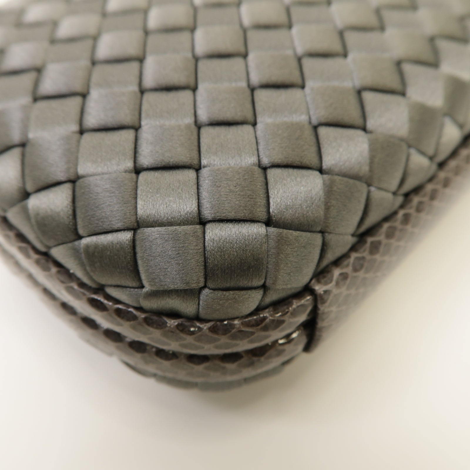 BOTTEGA VENETA 緞製/蛇皮皮革Chain Shoulder Clutch鏈帶肩背袋灰色