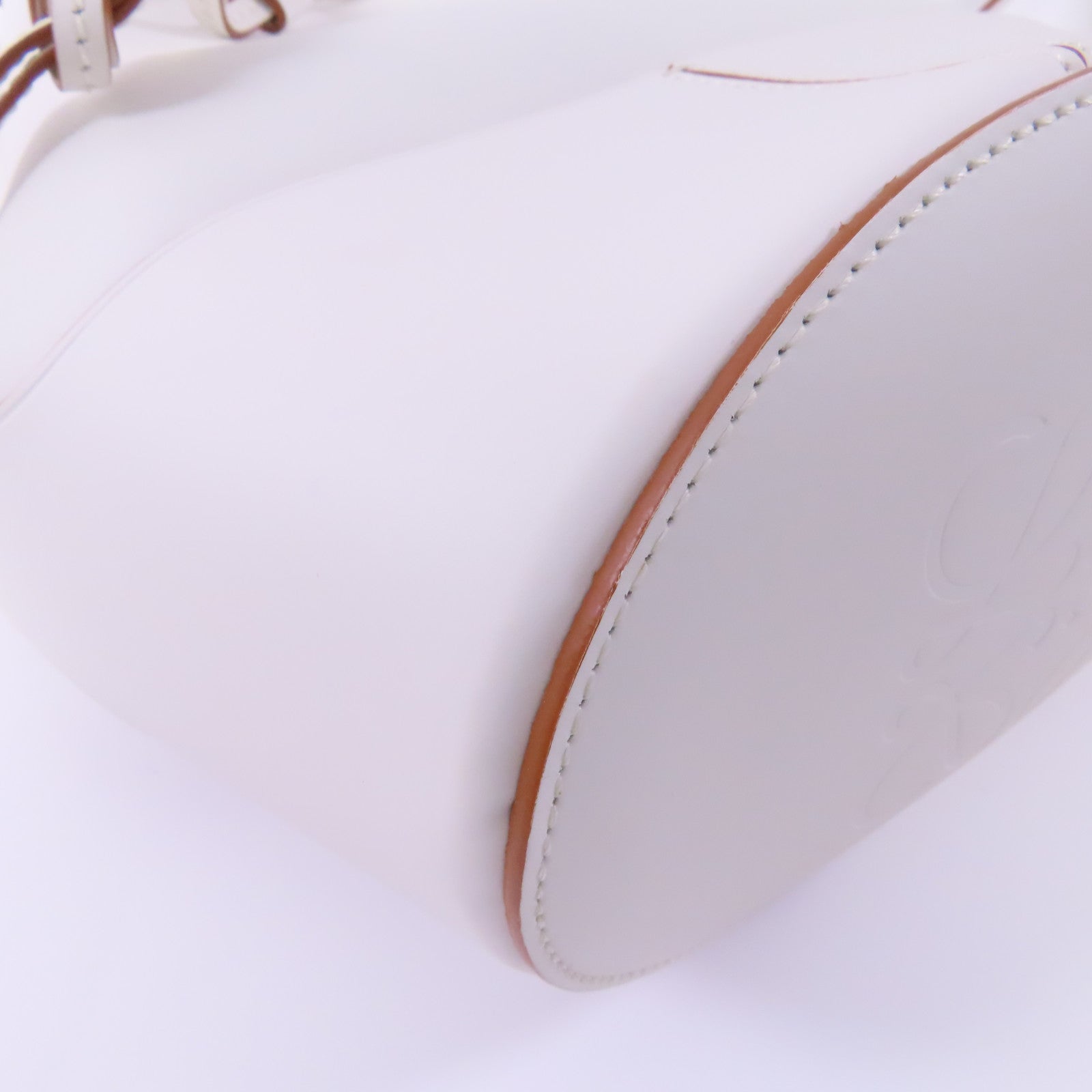 LOEWE 牛皮皮革Balloon金扣肩背袋白色