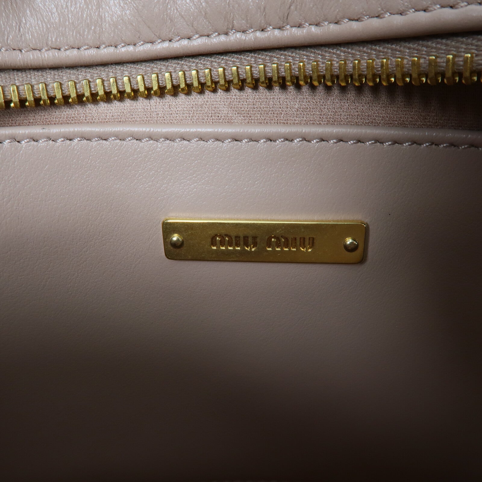 Miu Miu 牛皮皮革Soft Calf Quilted Camera Bag鏈帶肩背袋