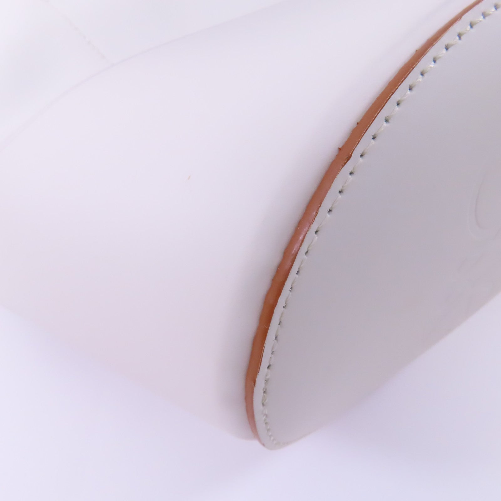 LOEWE 牛皮皮革Balloon金扣肩背袋白色