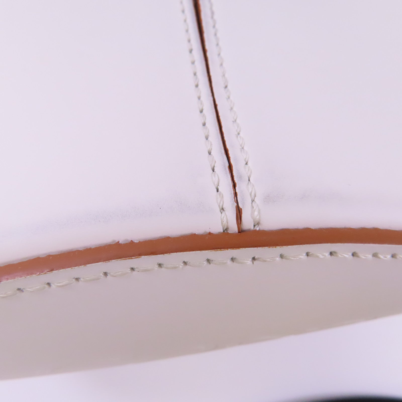 LOEWE 牛皮皮革Balloon金扣肩背袋白色