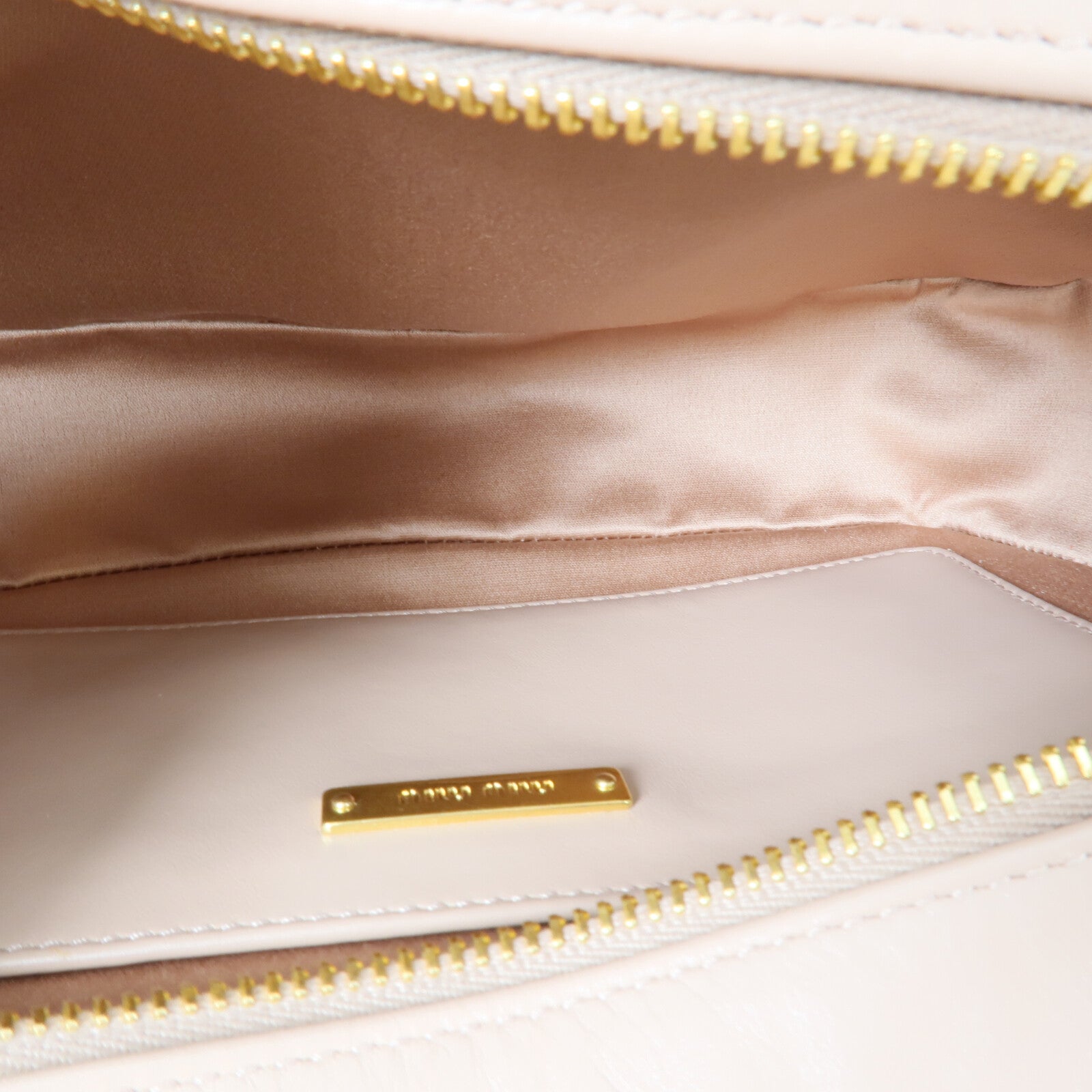 Miu Miu 牛皮皮革Soft Calf Quilted Camera Bag鏈帶肩背袋