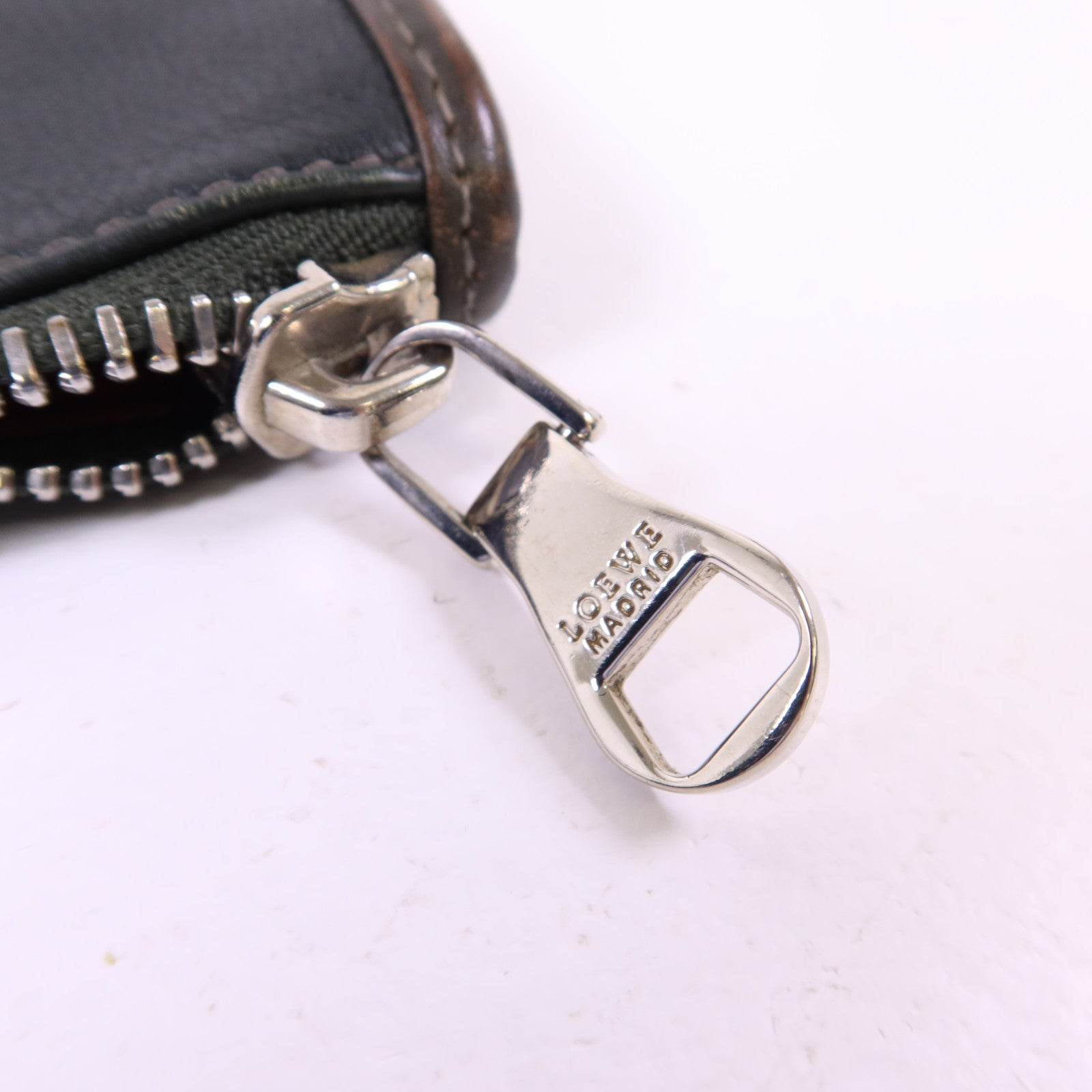 LOEWE 牛皮皮革Handbag銀扣手挽袋