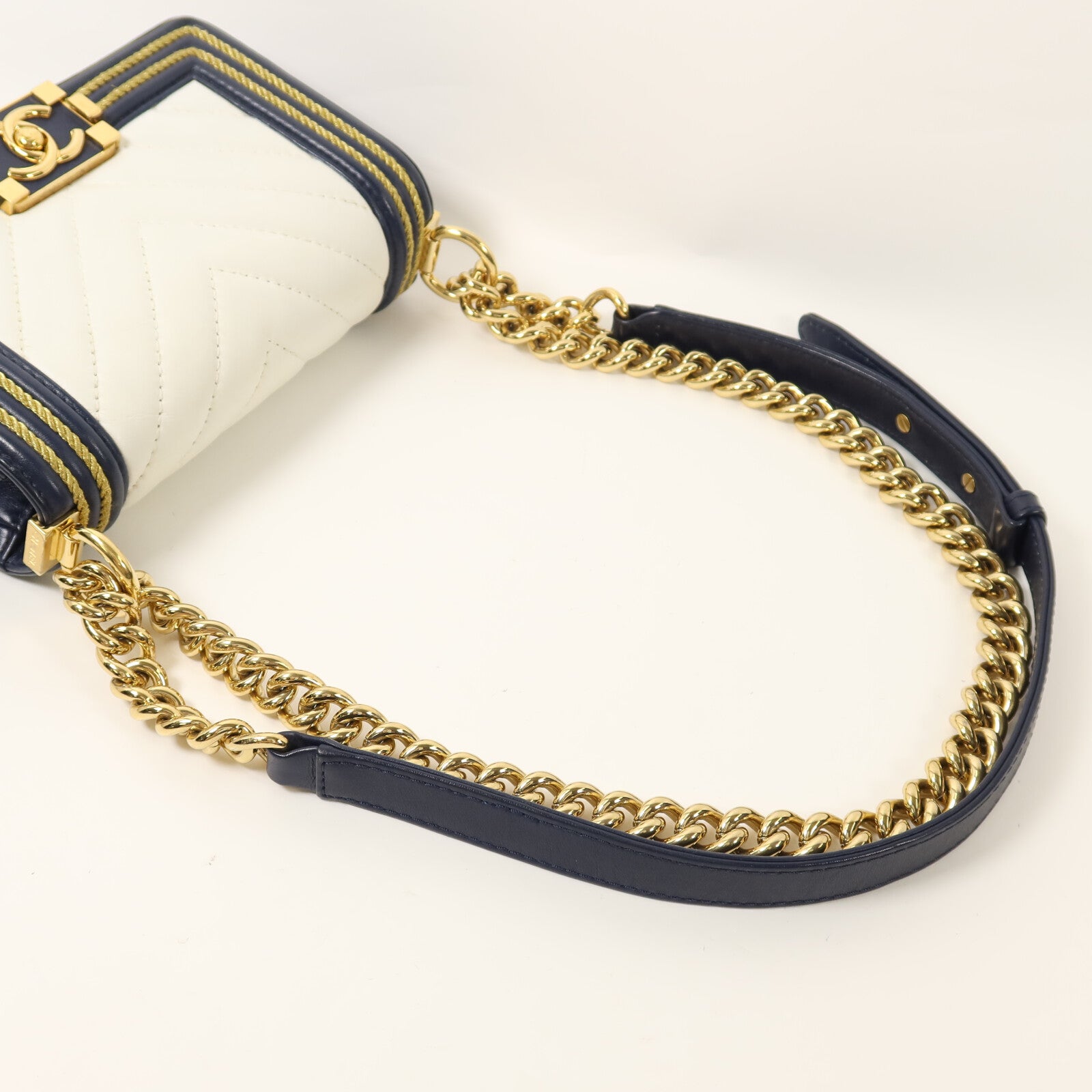 CHANEL 牛皮皮革Boy 20金扣鏈帶肩背袋
