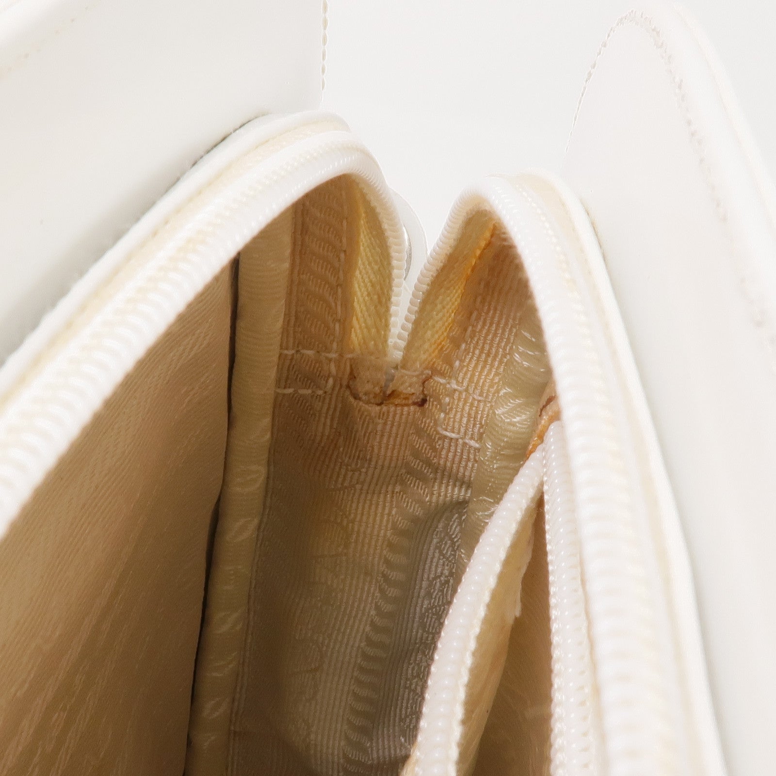 PRADA 漆皮皮革Shoulder Bag銀扣肩背袋