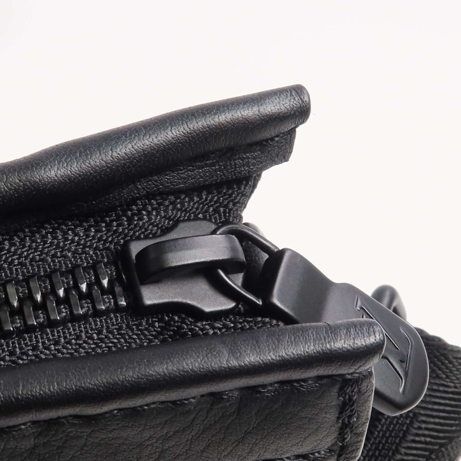 LOUIS VUITTON Monogram Shadow Gaston Wearable Wallet肩背袋