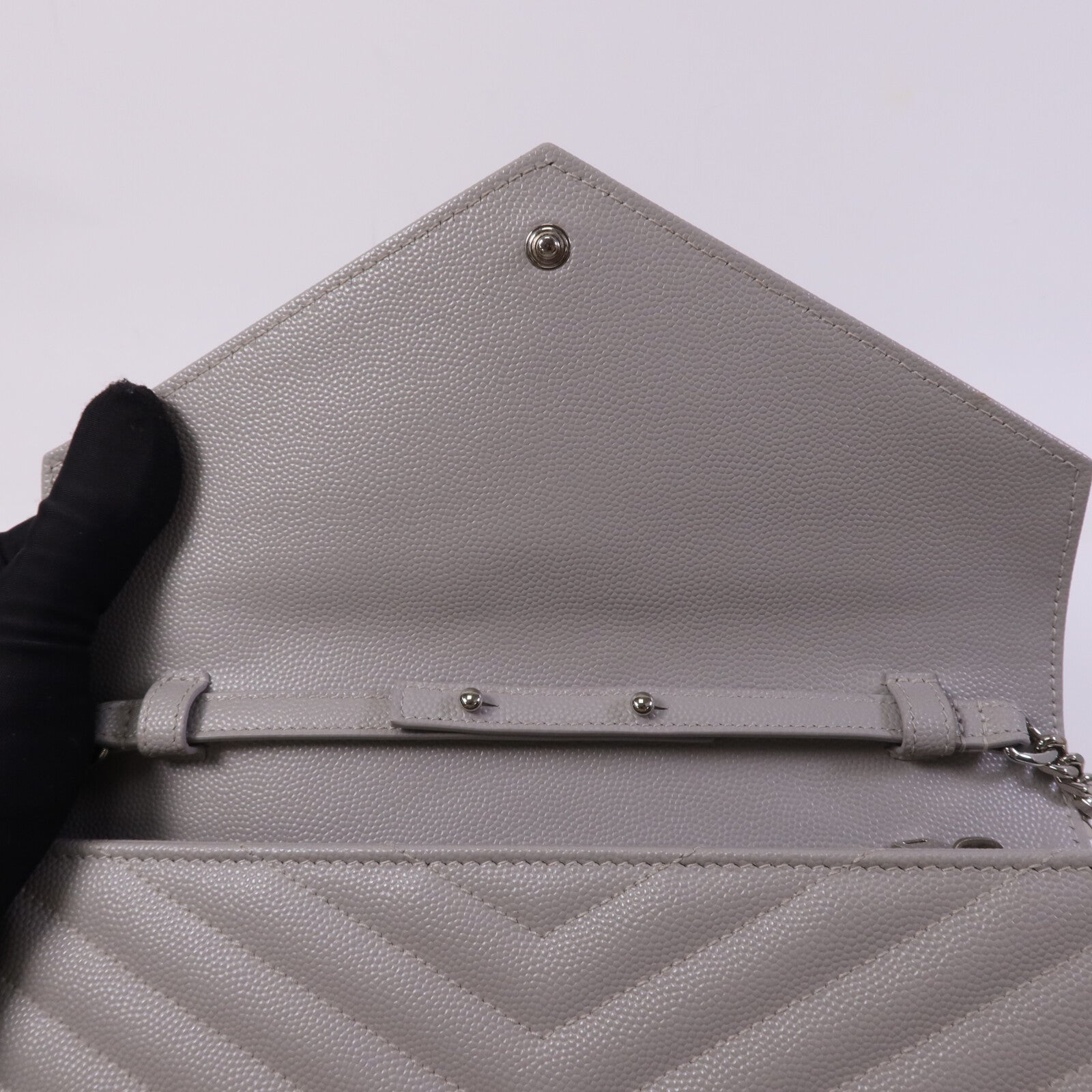 SAINT LAURENT 牛皮皮革Cassandre Envelope銀扣鏈帶肩背袋