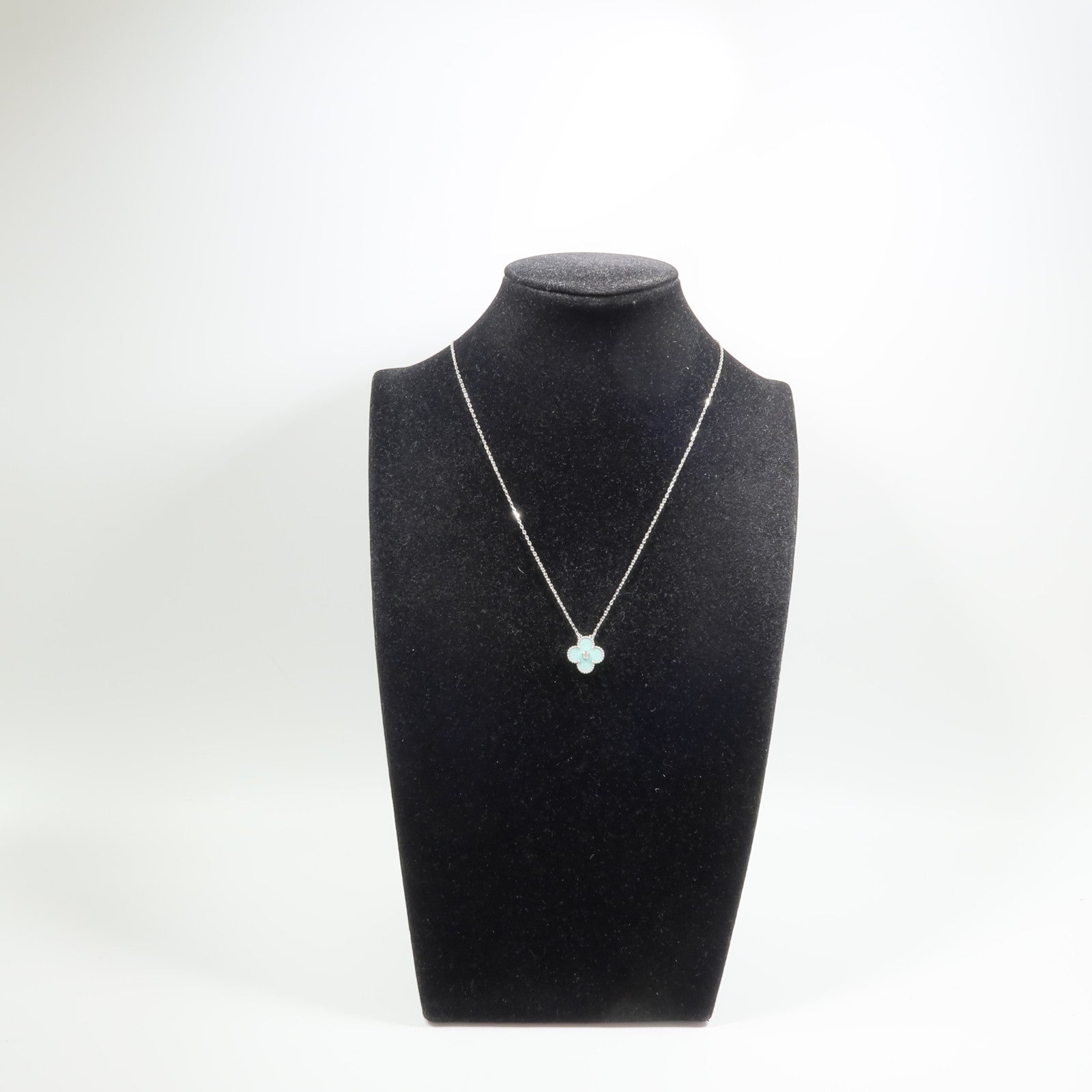 Van Cleef & Arpels 18K白金Vintage Alhambra Holiday 2022賽佛爾陶瓷/鑽石項鍊