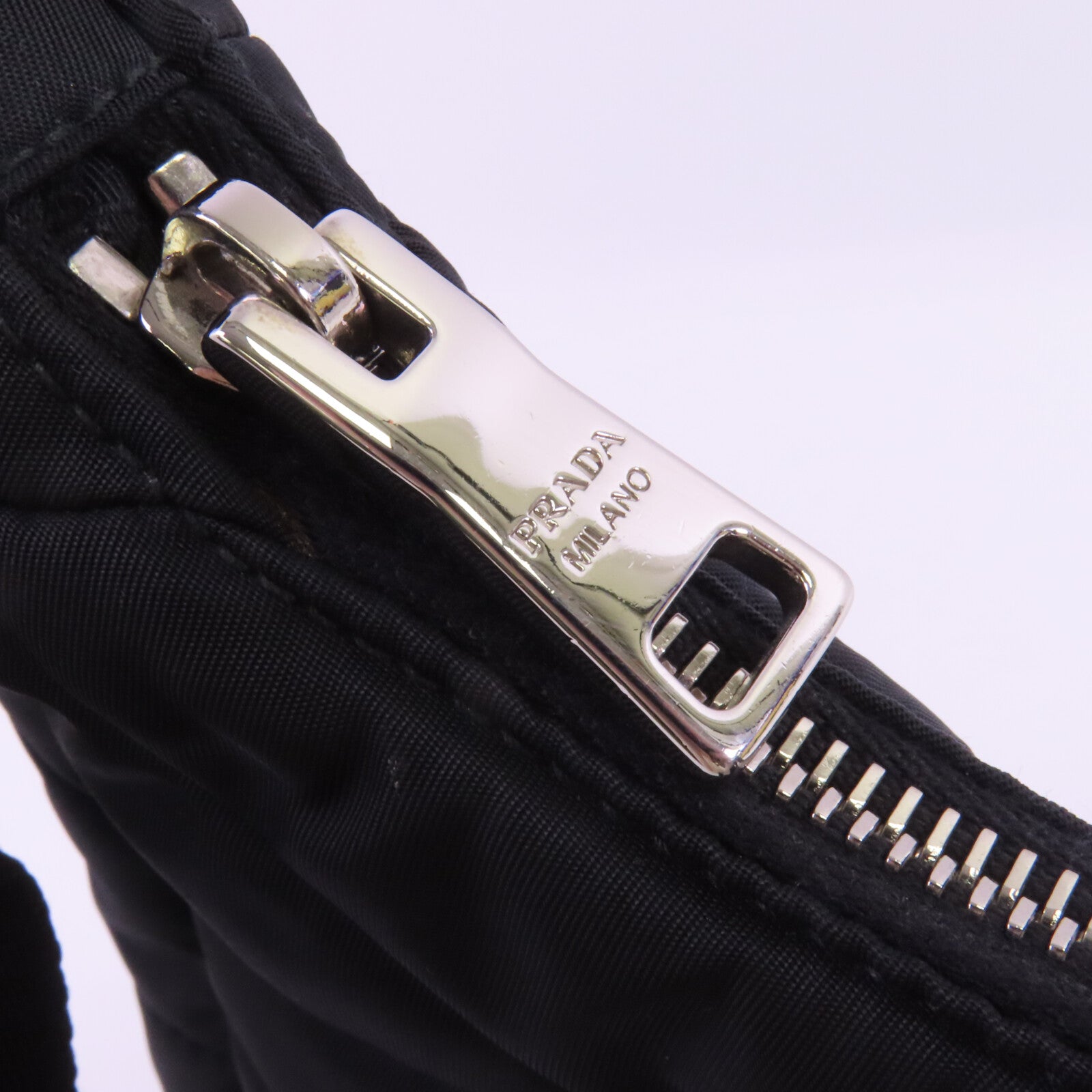 PRADA 尼龍Padded Re Nylon銀扣肩背袋