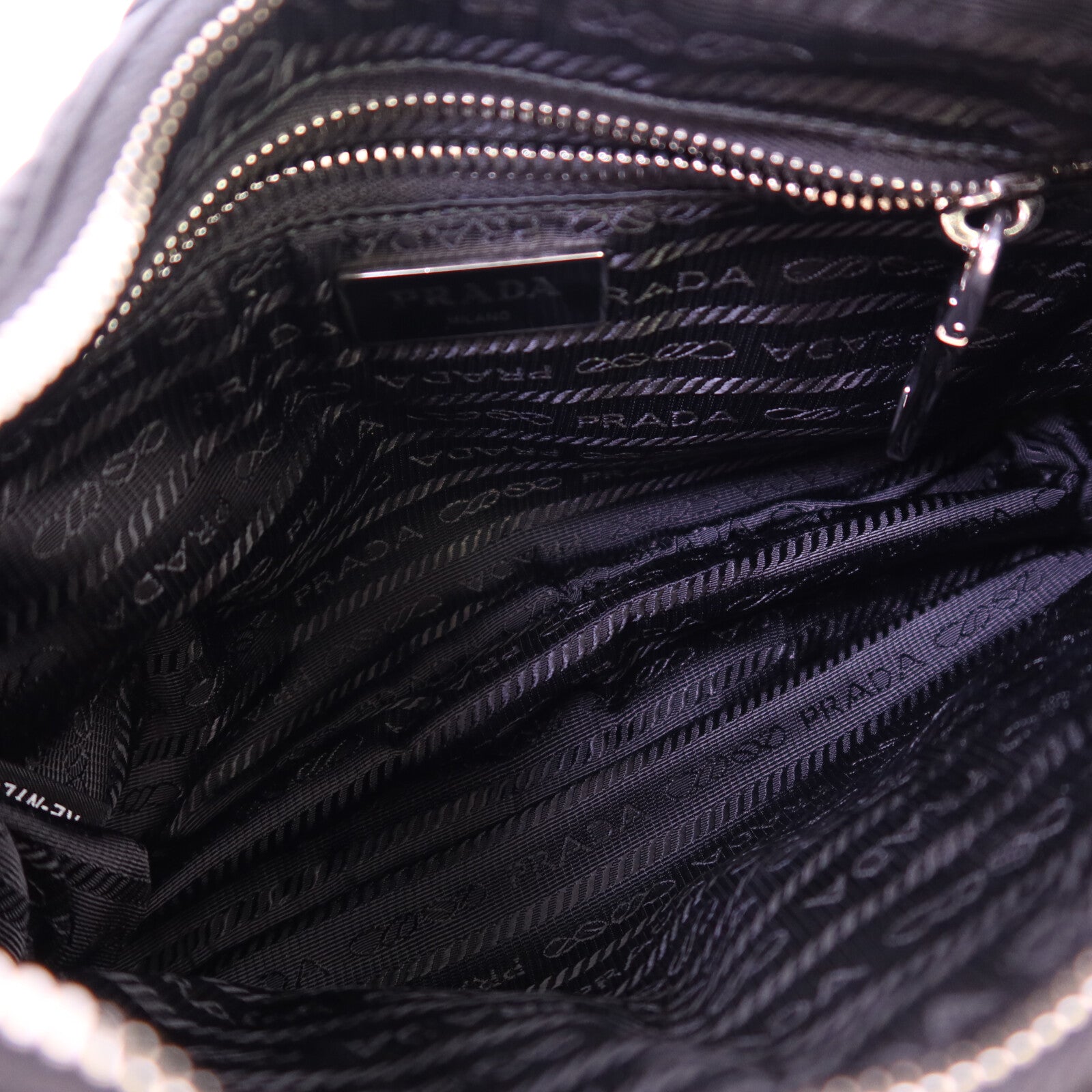 PRADA 尼龍Padded Re Nylon銀扣肩背袋