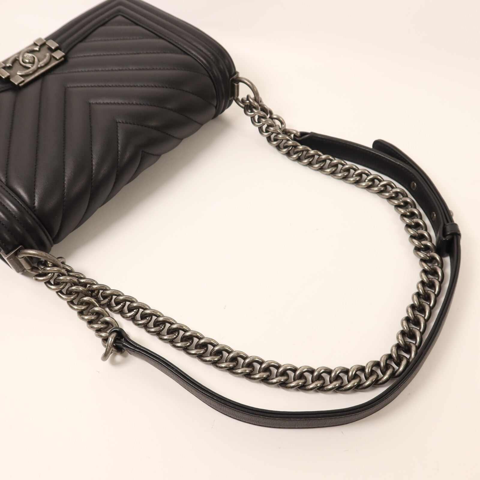 CHANEL 牛皮皮革Boy 25銀扣鏈帶肩背袋
