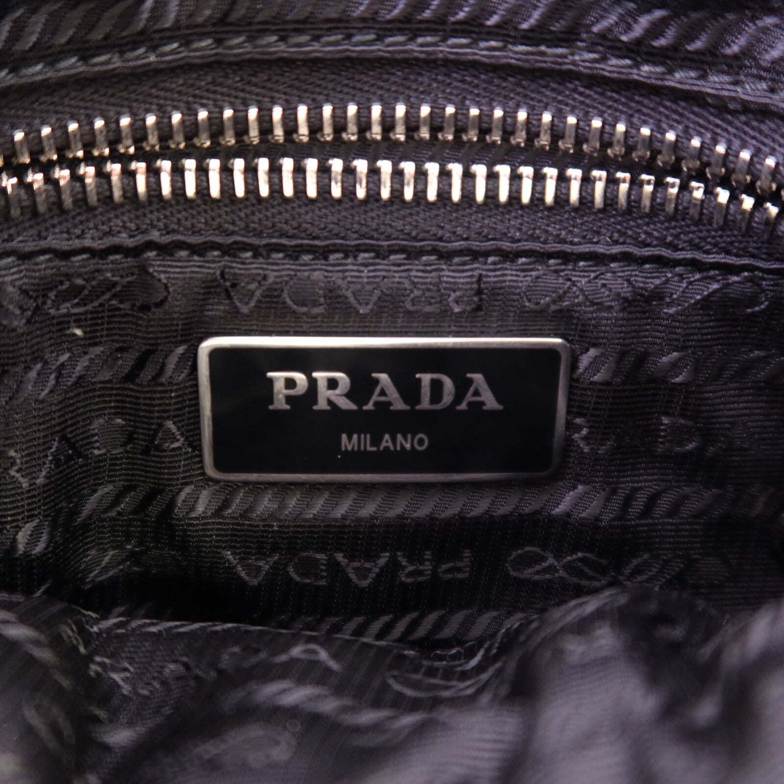 PRADA 尼龍Padded Re Nylon銀扣肩背袋