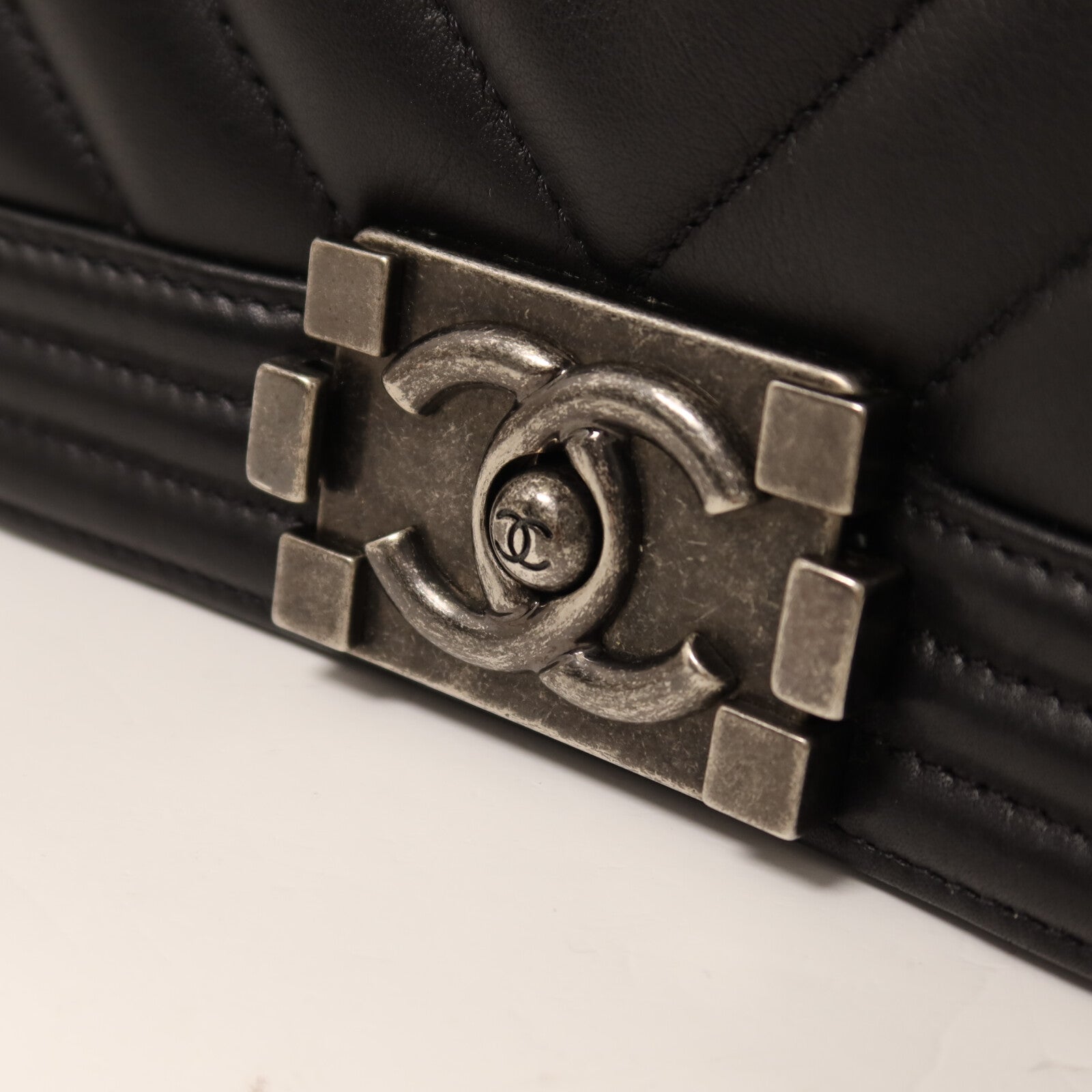 CHANEL 牛皮皮革Boy 25銀扣鏈帶肩背袋