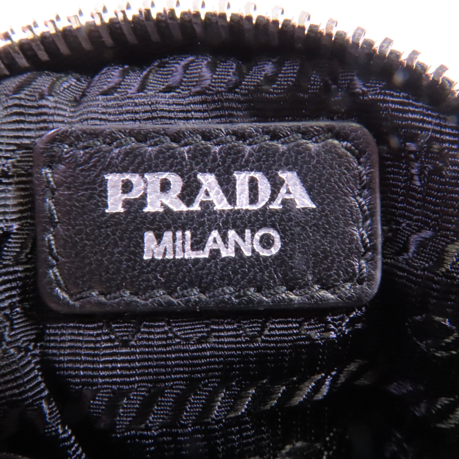 PRADA 尼龍Padded Re Nylon銀扣肩背袋