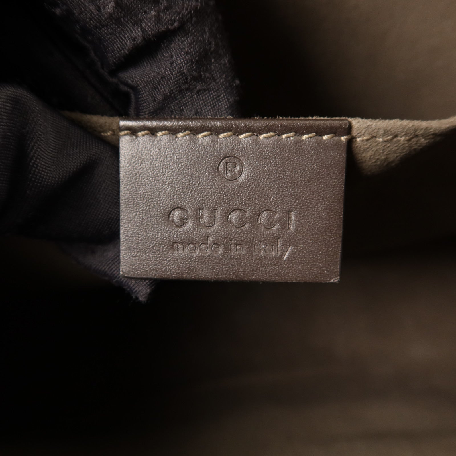 GUCCI 塗層帆布GG Supreme Clutch銀扣手拿包