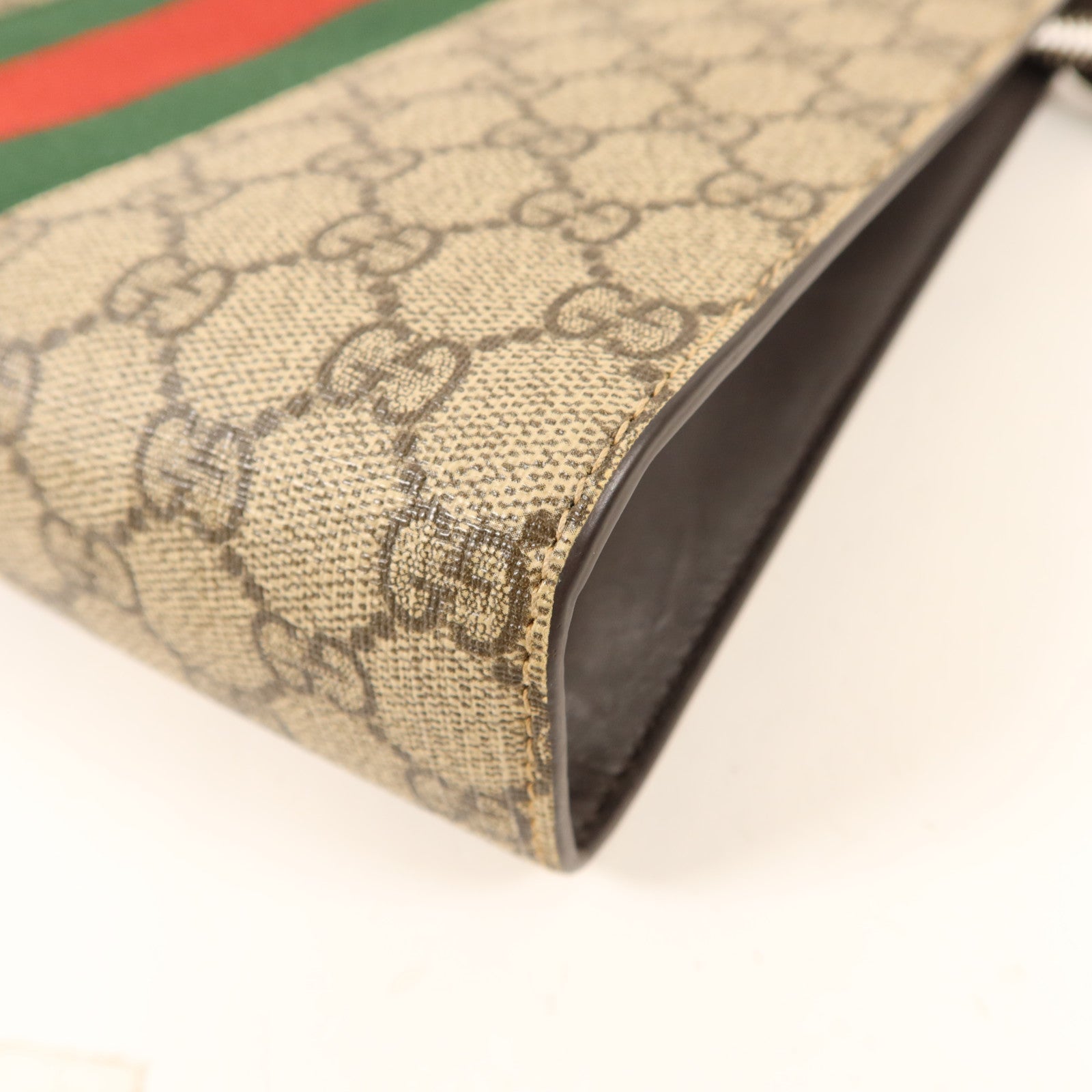 GUCCI 塗層帆布GG Supreme Clutch銀扣手拿包