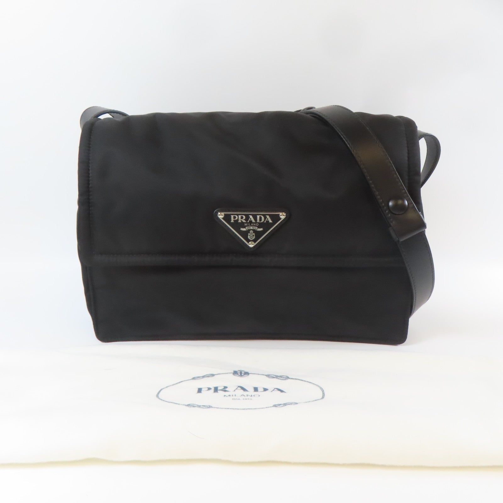 PRADA 尼龍Medium Padded Bag銀扣肩背袋黑色