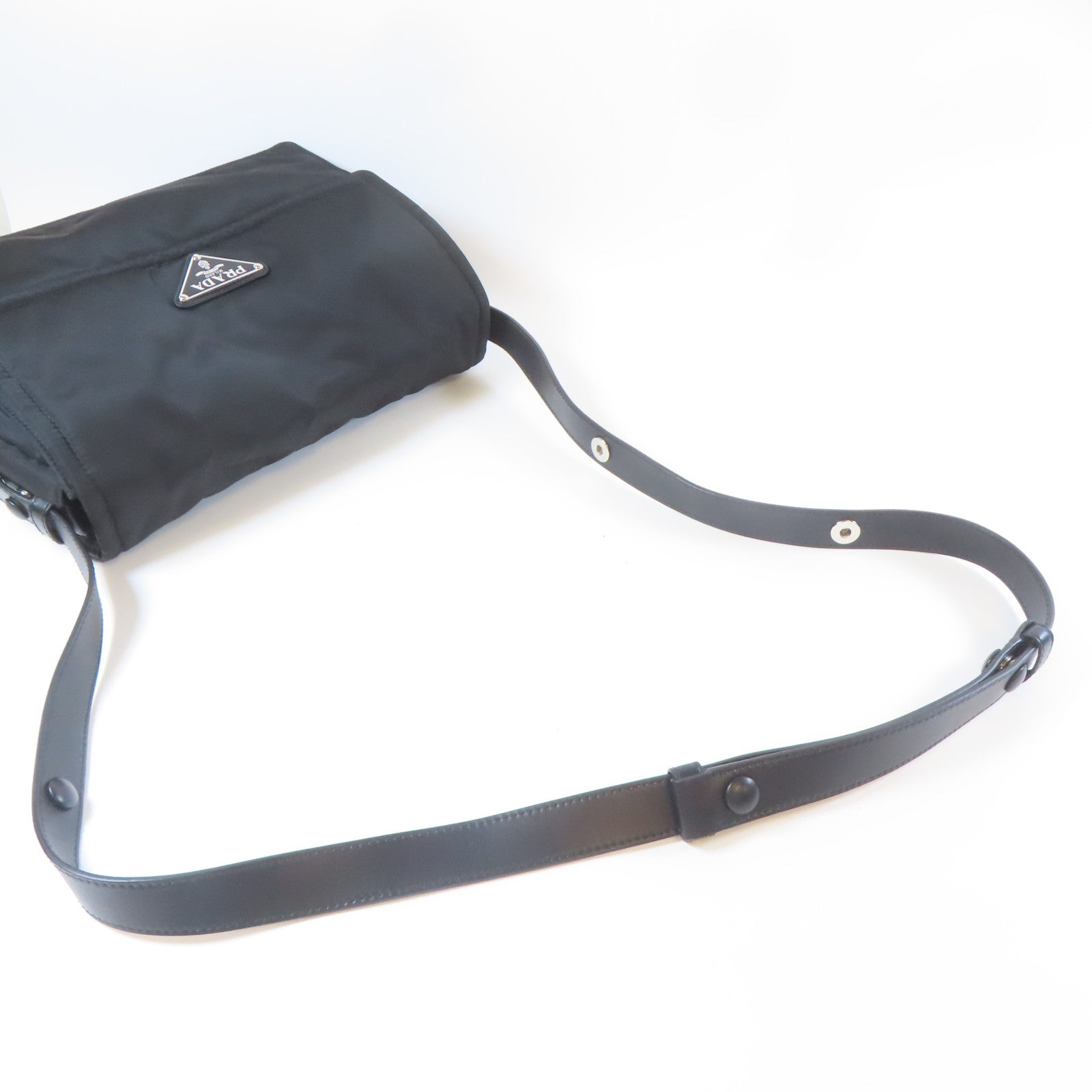 PRADA 尼龍Medium Padded Bag銀扣肩背袋黑色