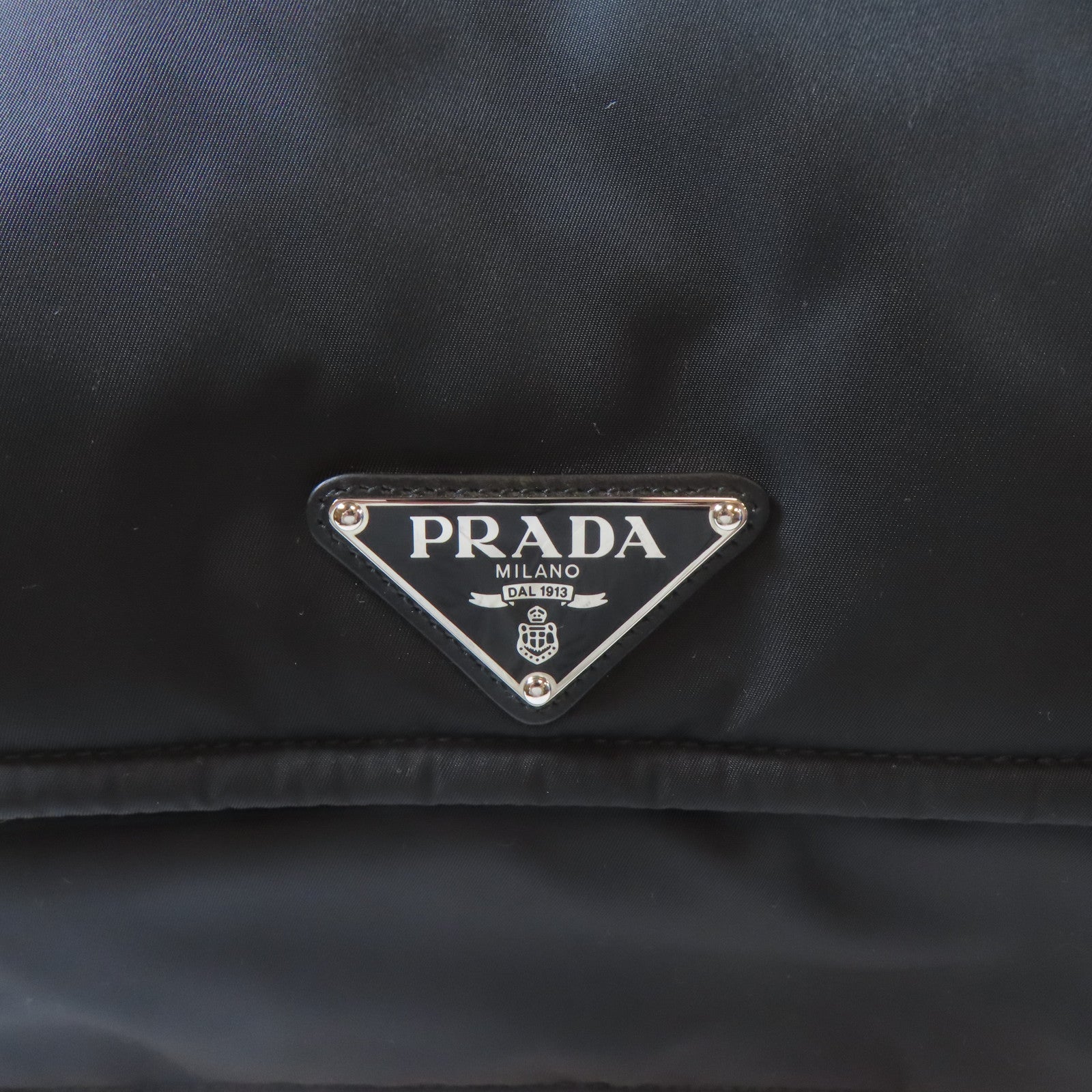 PRADA 尼龍Medium Padded Bag銀扣肩背袋黑色