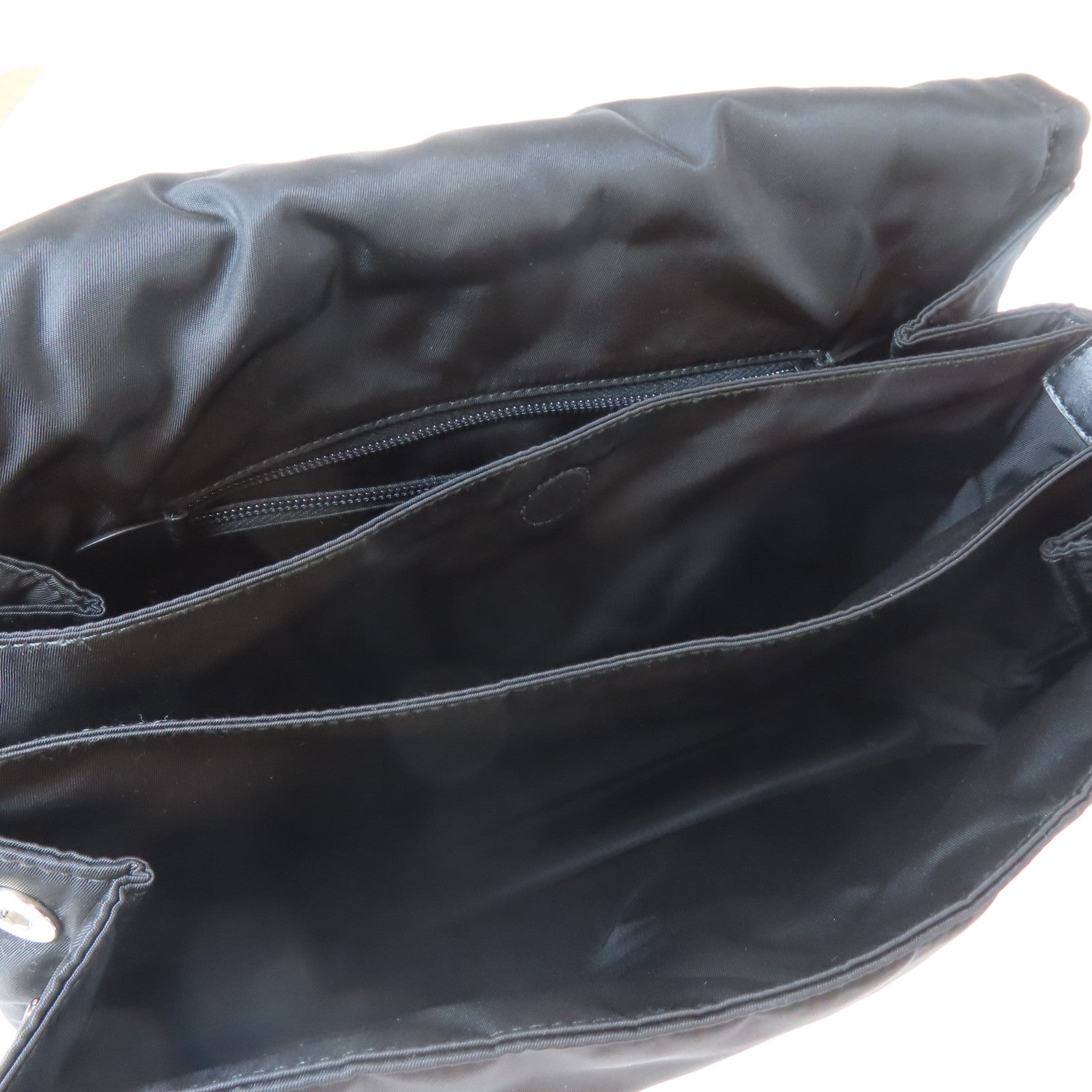 PRADA 尼龍Medium Padded Bag銀扣肩背袋黑色