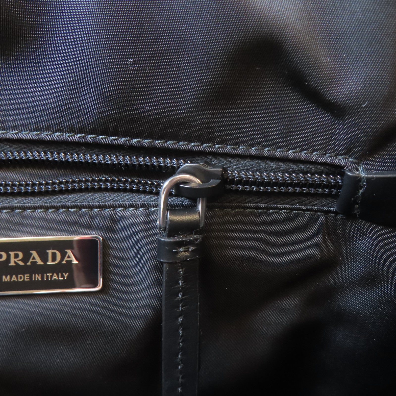 PRADA 尼龍Medium Padded Bag銀扣肩背袋黑色
