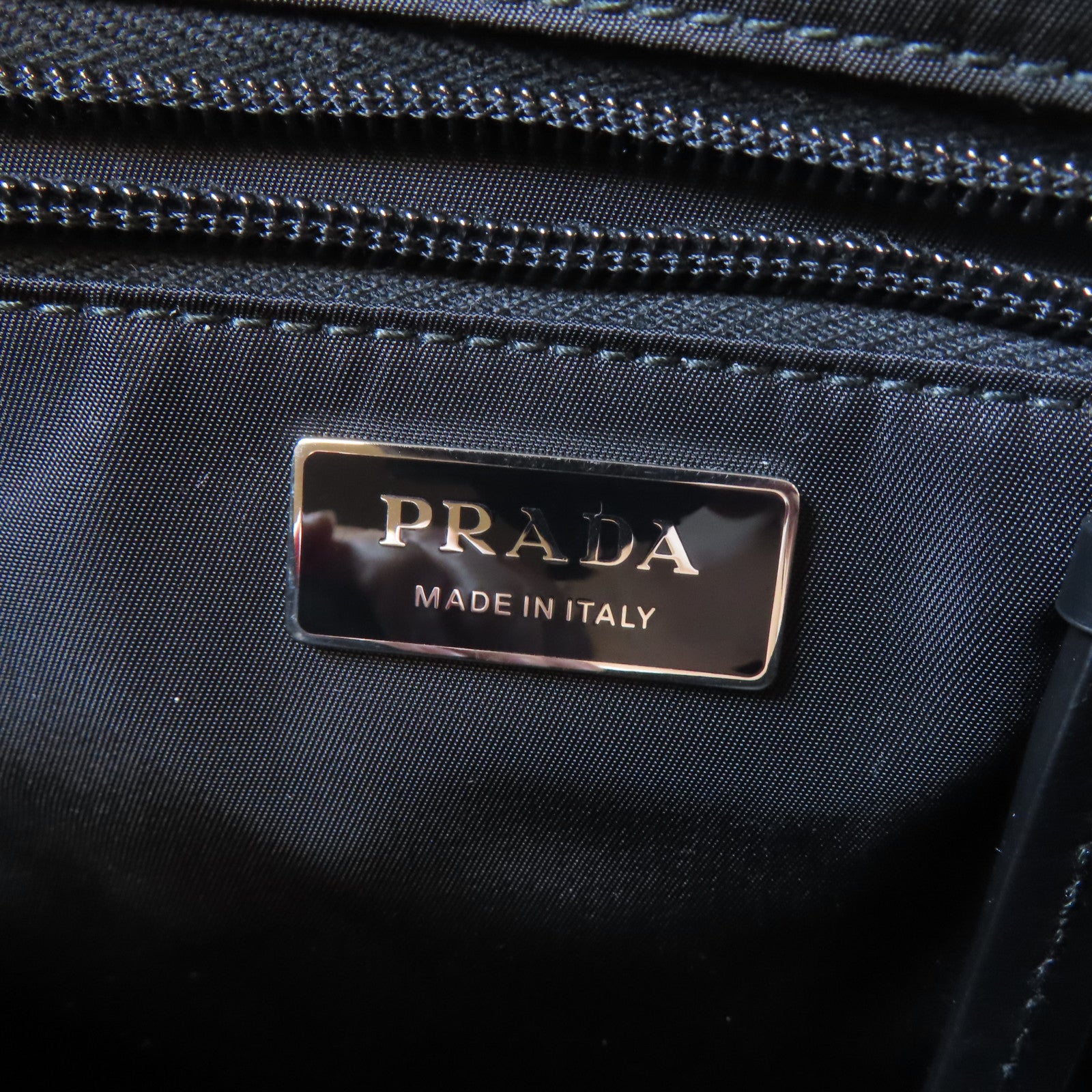 PRADA 尼龍Medium Padded Bag銀扣肩背袋黑色