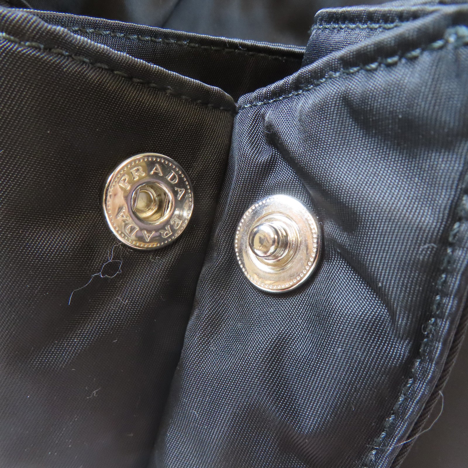 PRADA 尼龍Medium Padded Bag銀扣肩背袋黑色