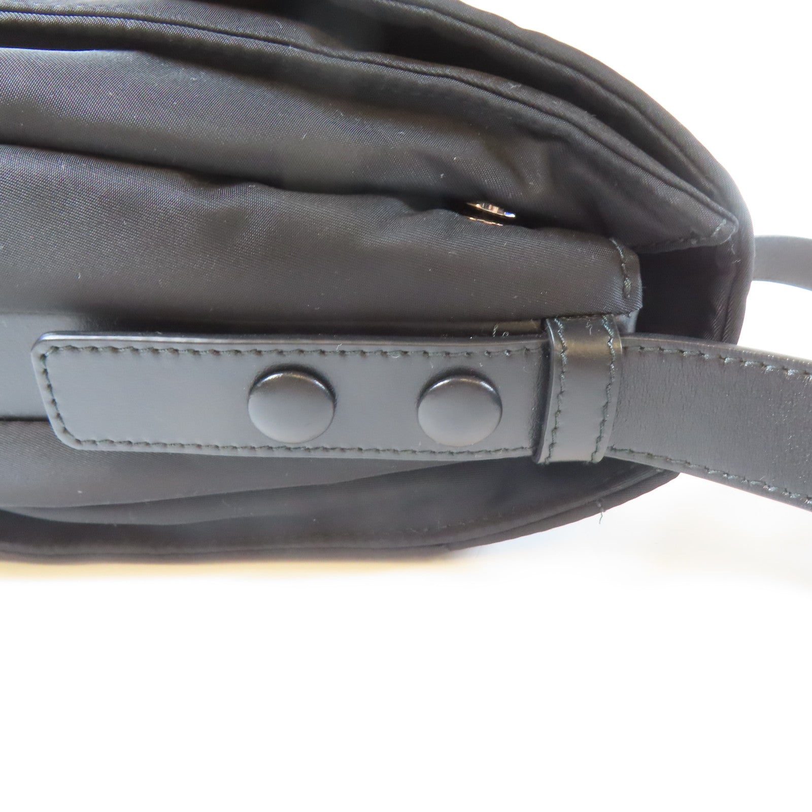 PRADA 尼龍Medium Padded Bag銀扣肩背袋黑色