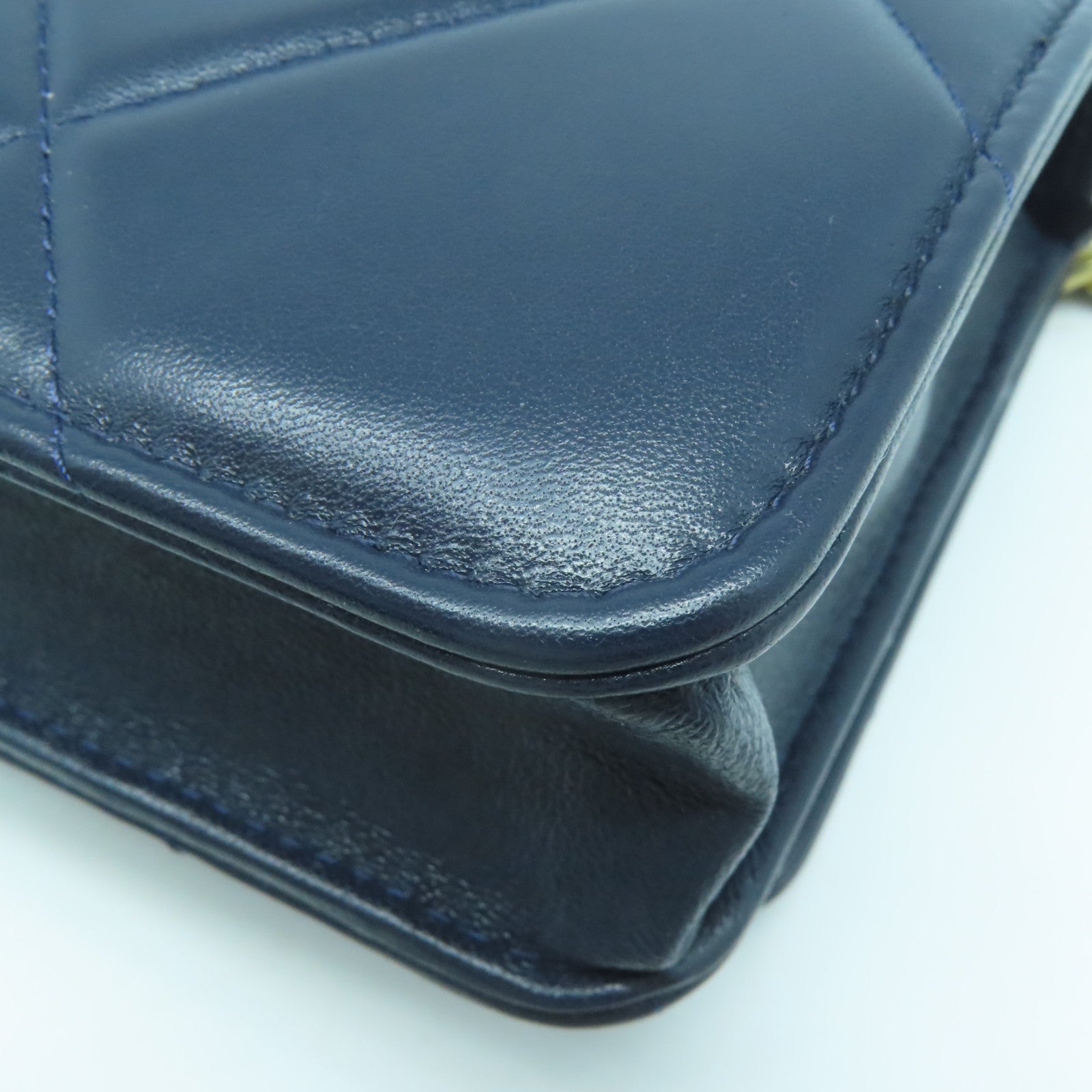 CHANEL 菱格羊皮皮革C19 WOC金扣/銀扣鏈帶肩背袋深藍色