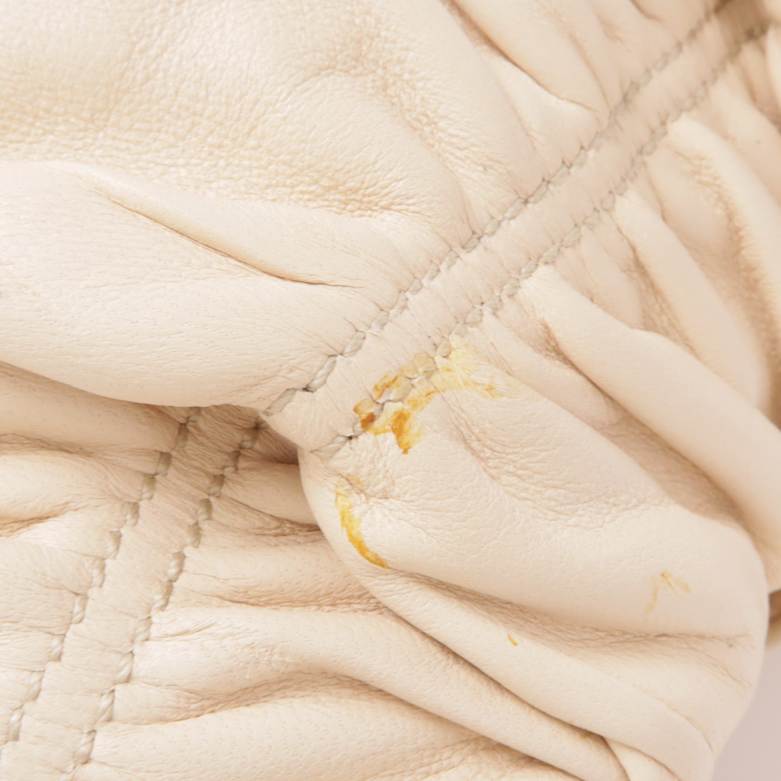 PRADA 皮革Pouch金扣手拿包