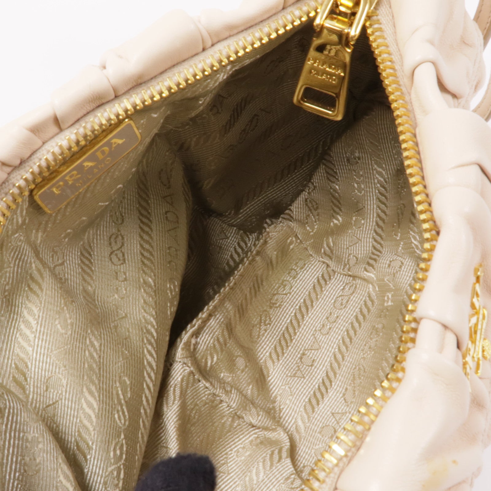 PRADA 皮革Pouch金扣手拿包