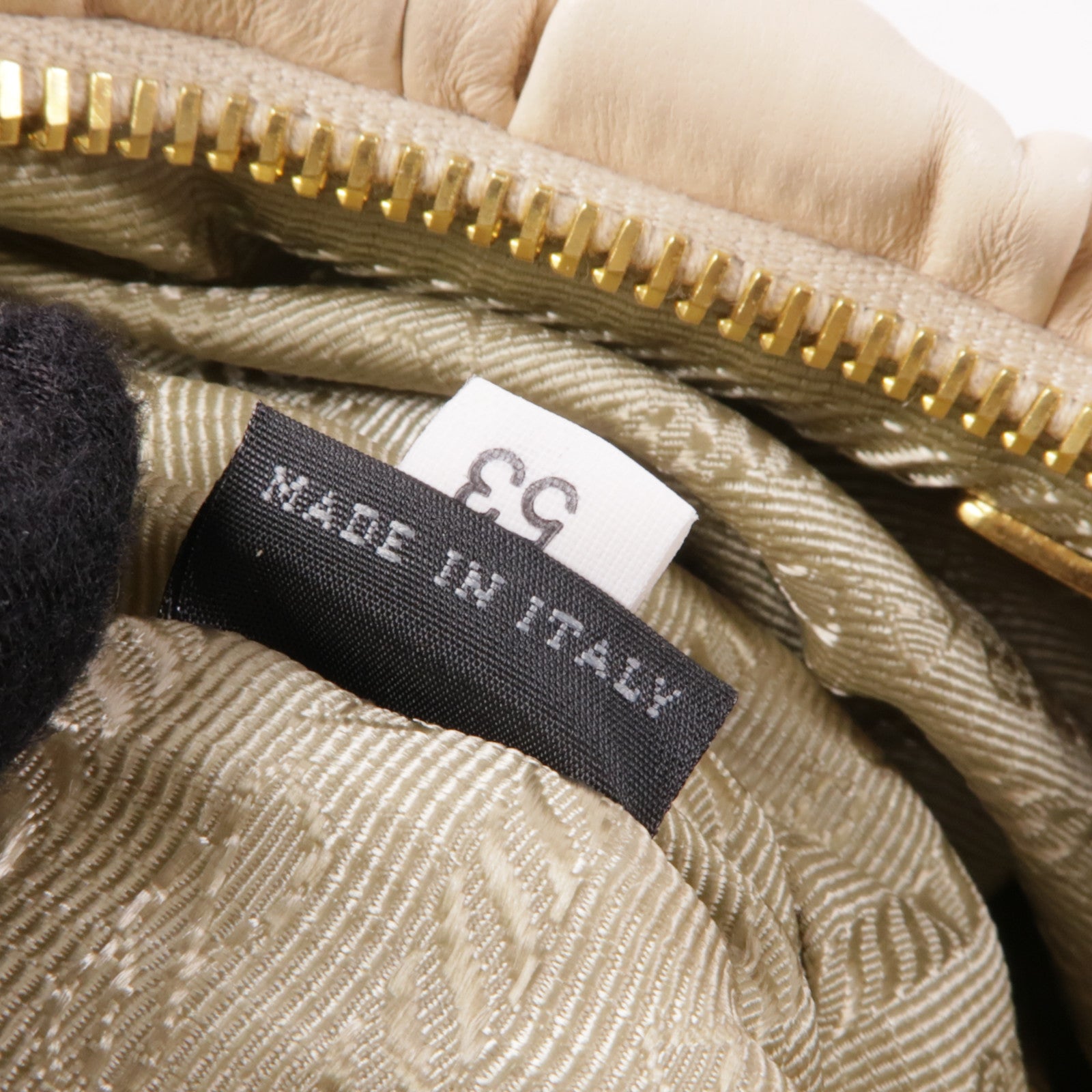 PRADA 皮革Pouch金扣手拿包