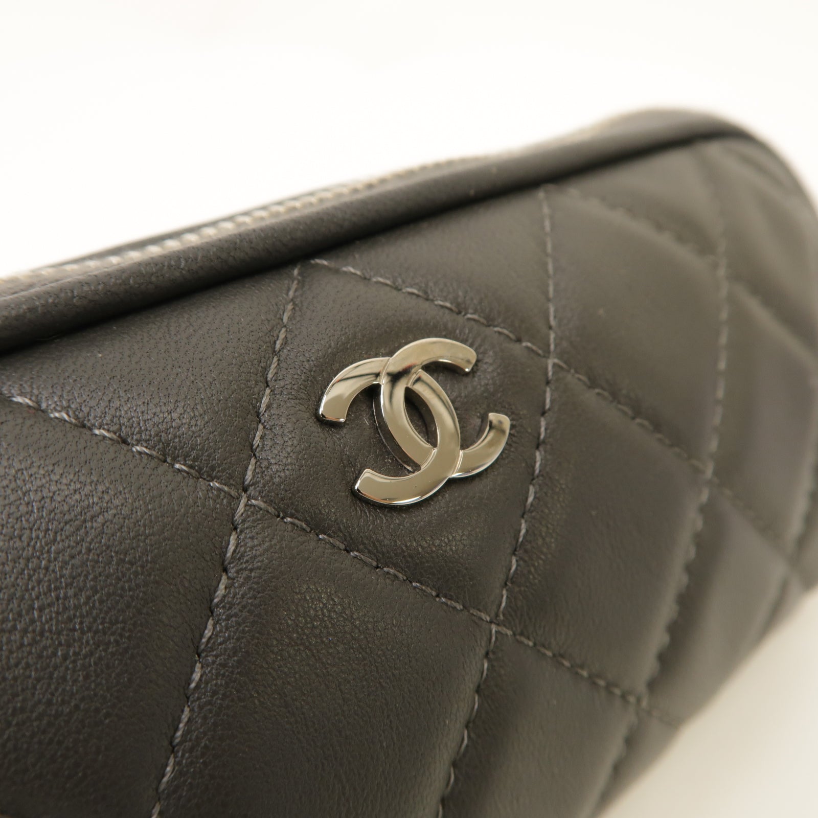CHANEL 【激減優惠】菱格皮革Pouch銀扣手拿包灰色