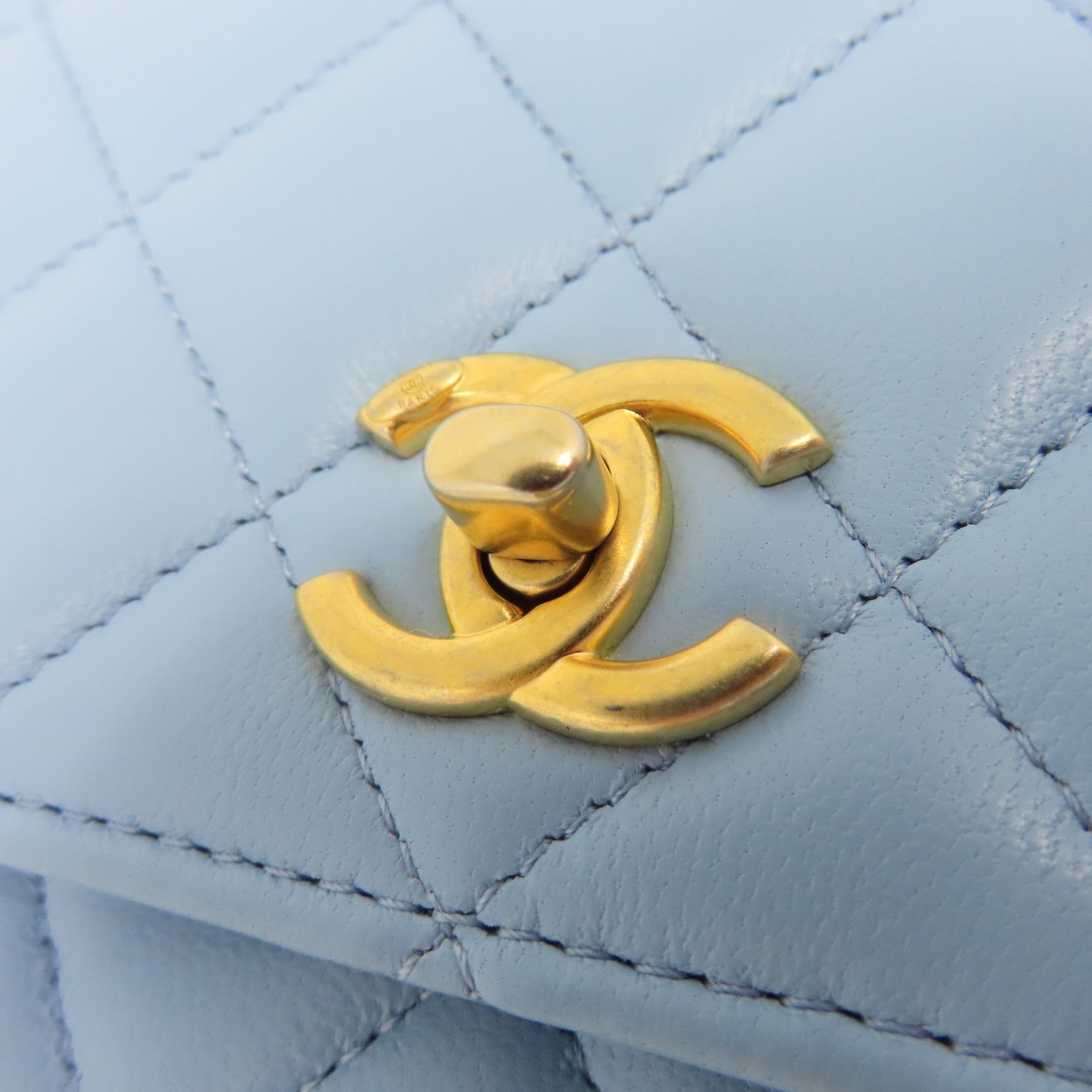 CHANEL 【清倉大減價】菱格羊皮皮革WOC金扣鏈帶肩背袋淺藍色