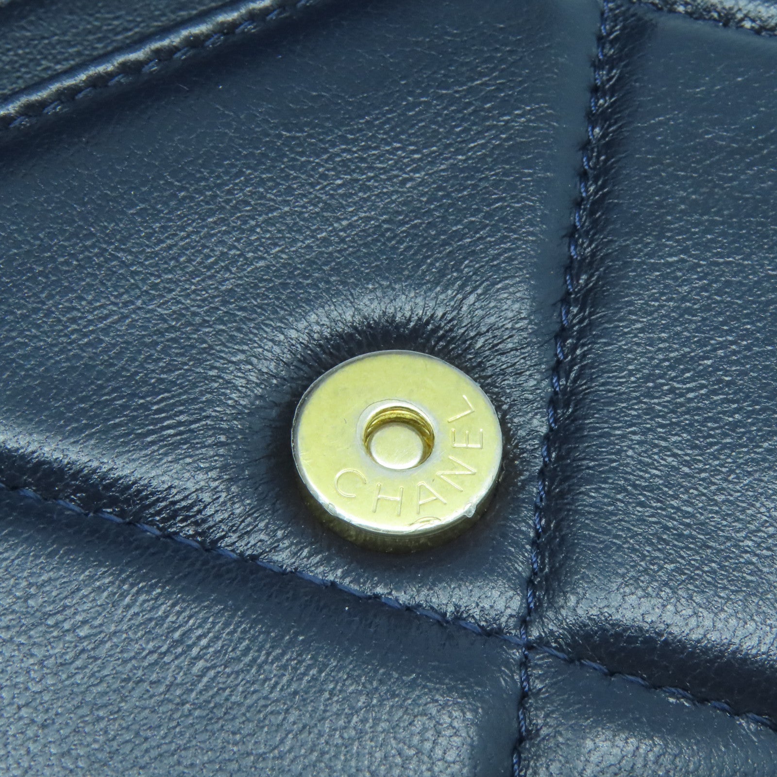 CHANEL 菱格羊皮皮革C19 WOC金扣/銀扣鏈帶肩背袋深藍色