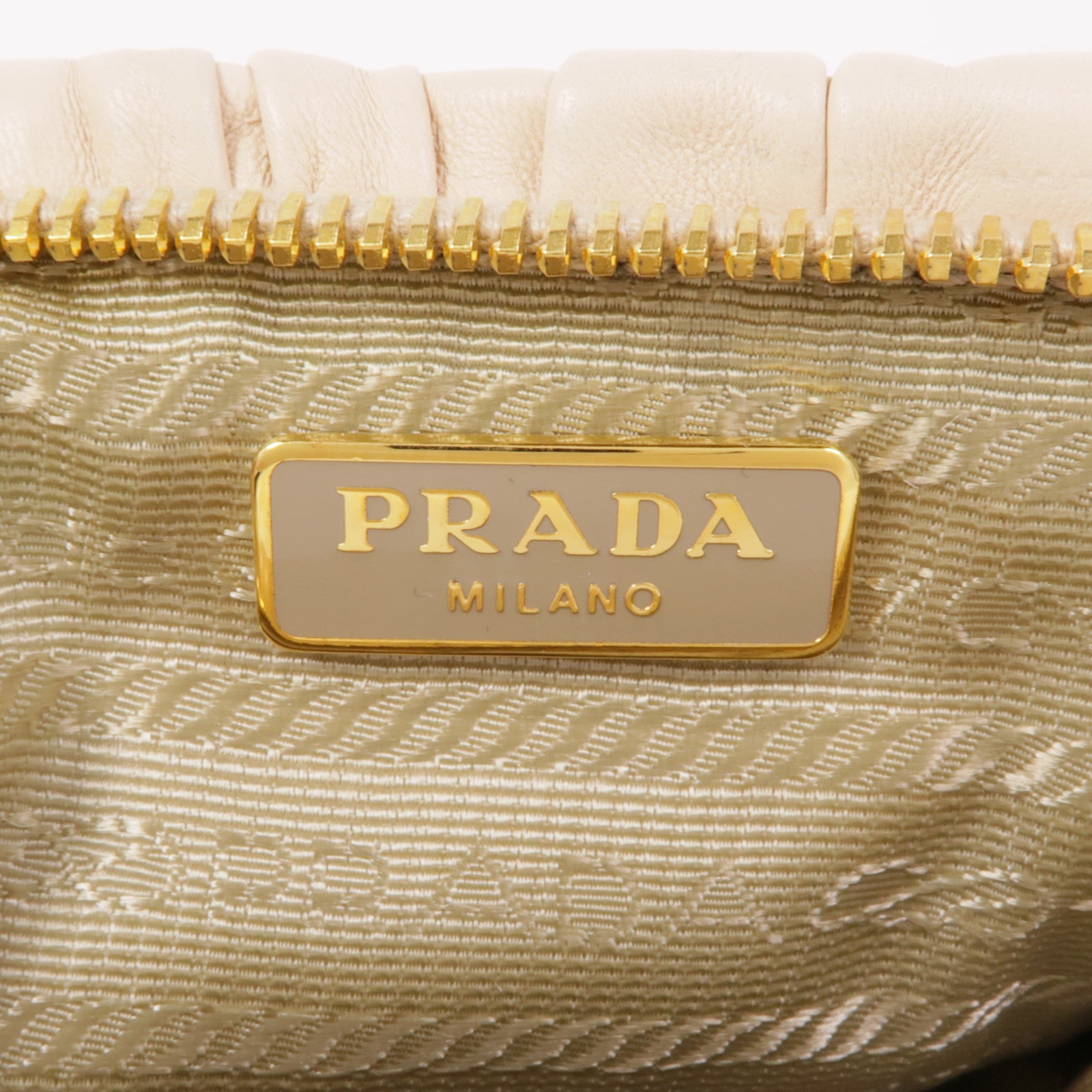 PRADA 皮革Pouch金扣手拿包
