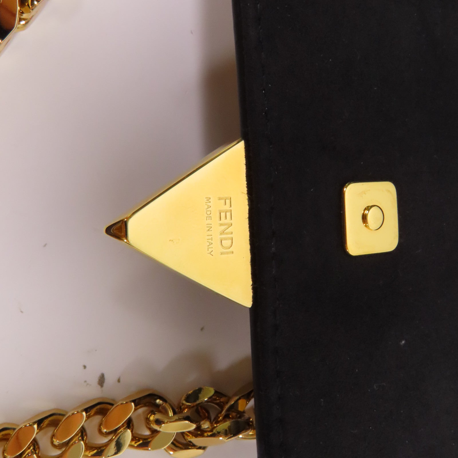 FENDI 牛皮皮革/Fur Micro Baguette Bag with Fluffy Feet金扣鏈帶肩背袋黑色