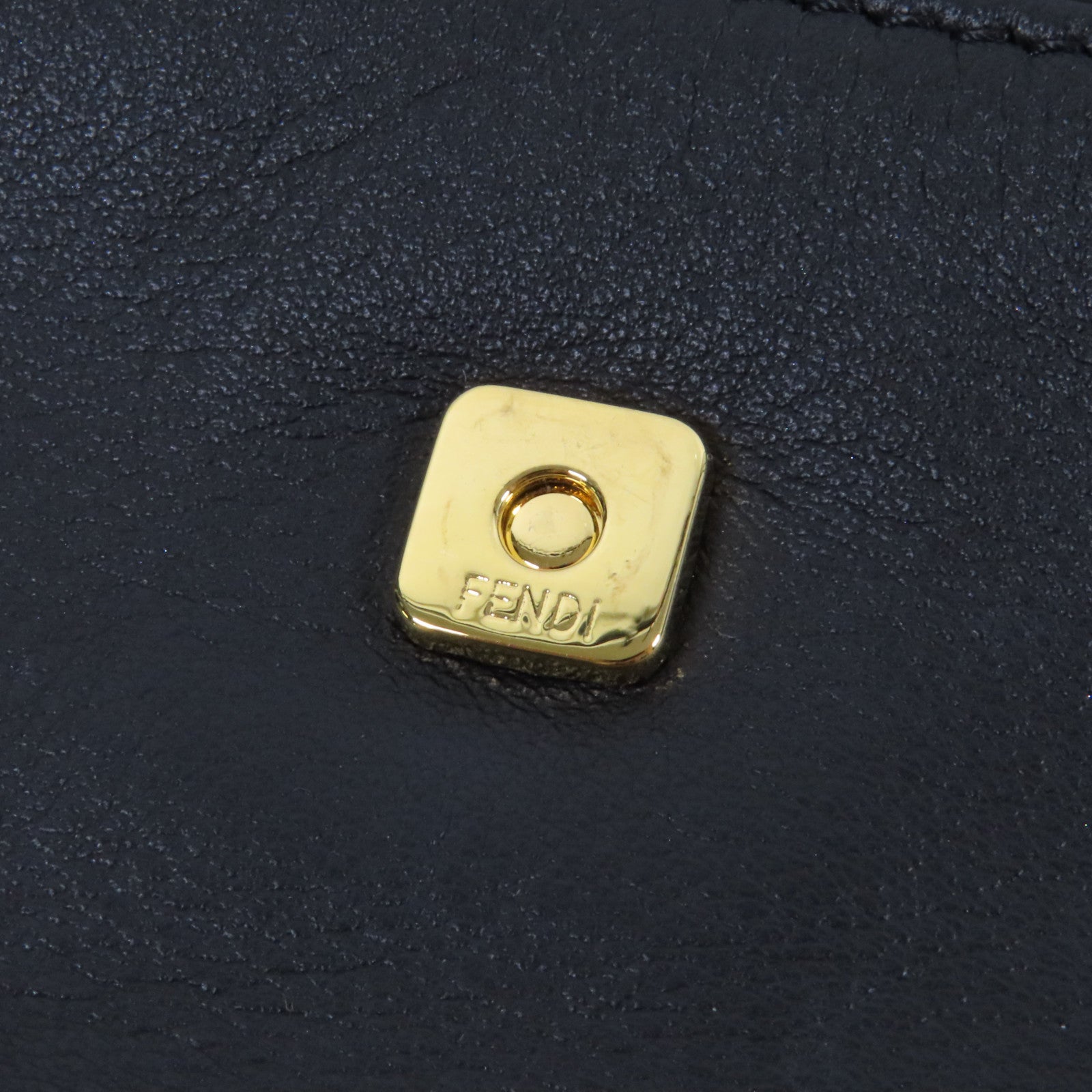 FENDI 牛皮皮革/Fur Micro Baguette Bag with Fluffy Feet金扣鏈帶肩背袋黑色