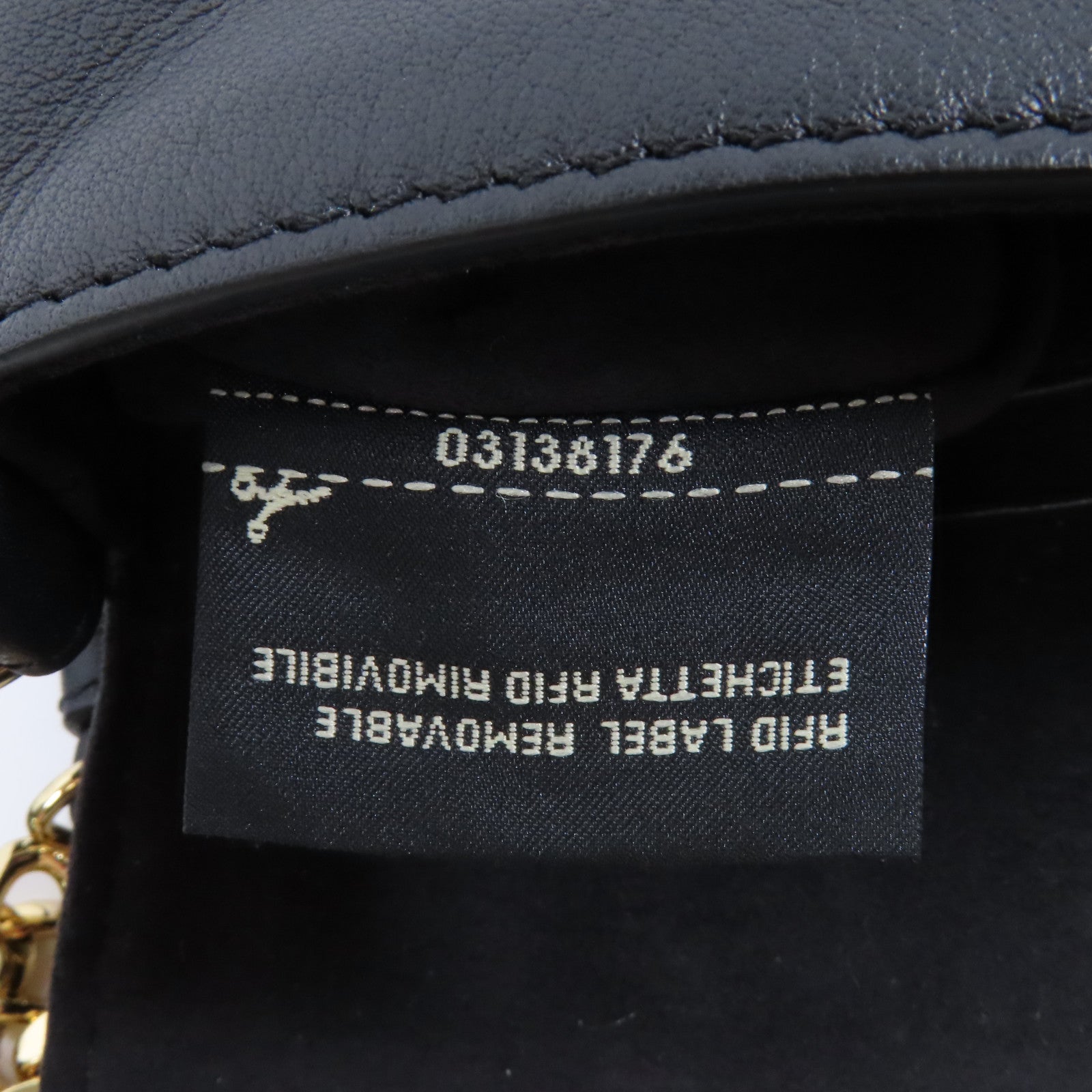 FENDI 牛皮皮革/Fur Micro Baguette Bag with Fluffy Feet金扣鏈帶肩背袋黑色