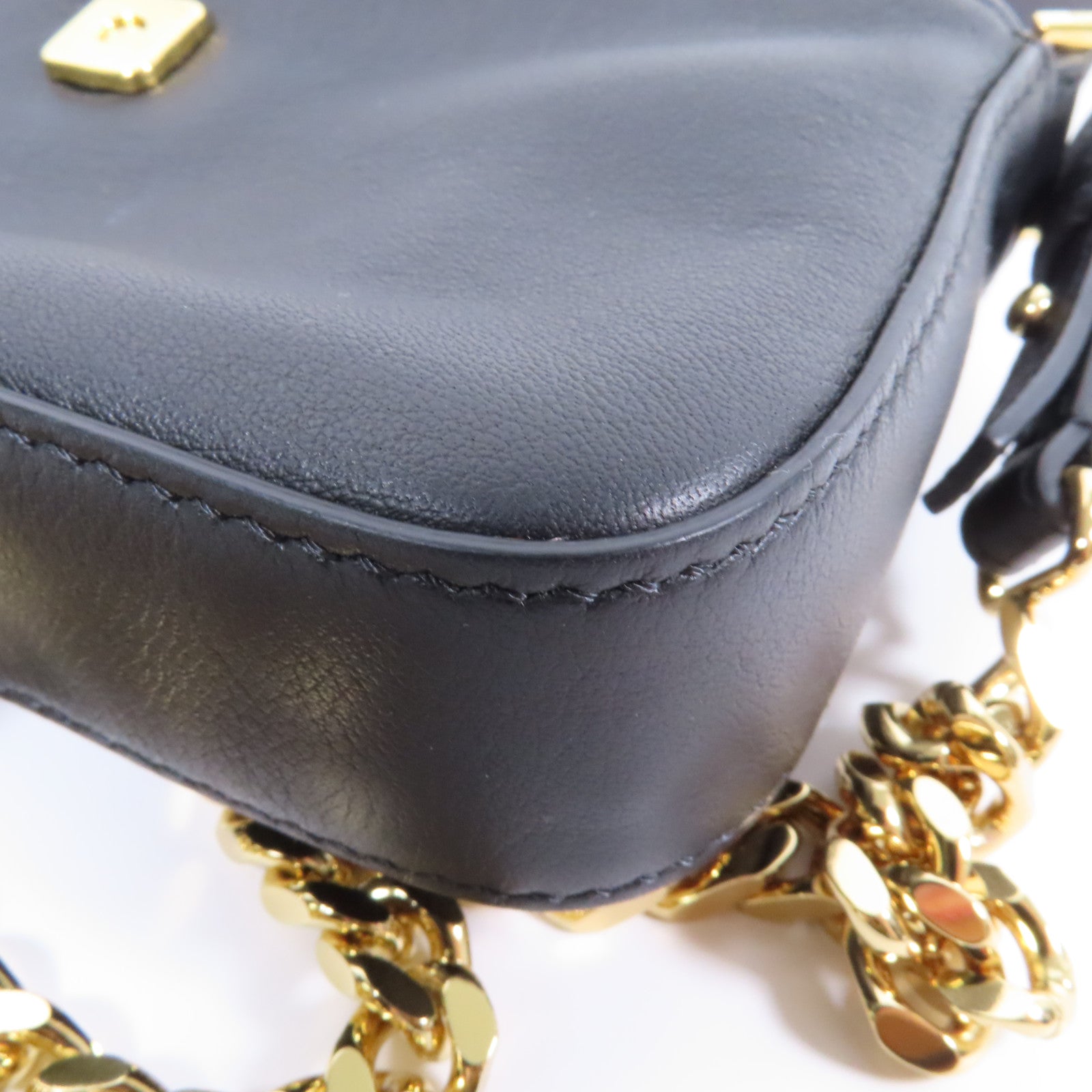 FENDI 牛皮皮革/Fur Micro Baguette Bag with Fluffy Feet金扣鏈帶肩背袋黑色