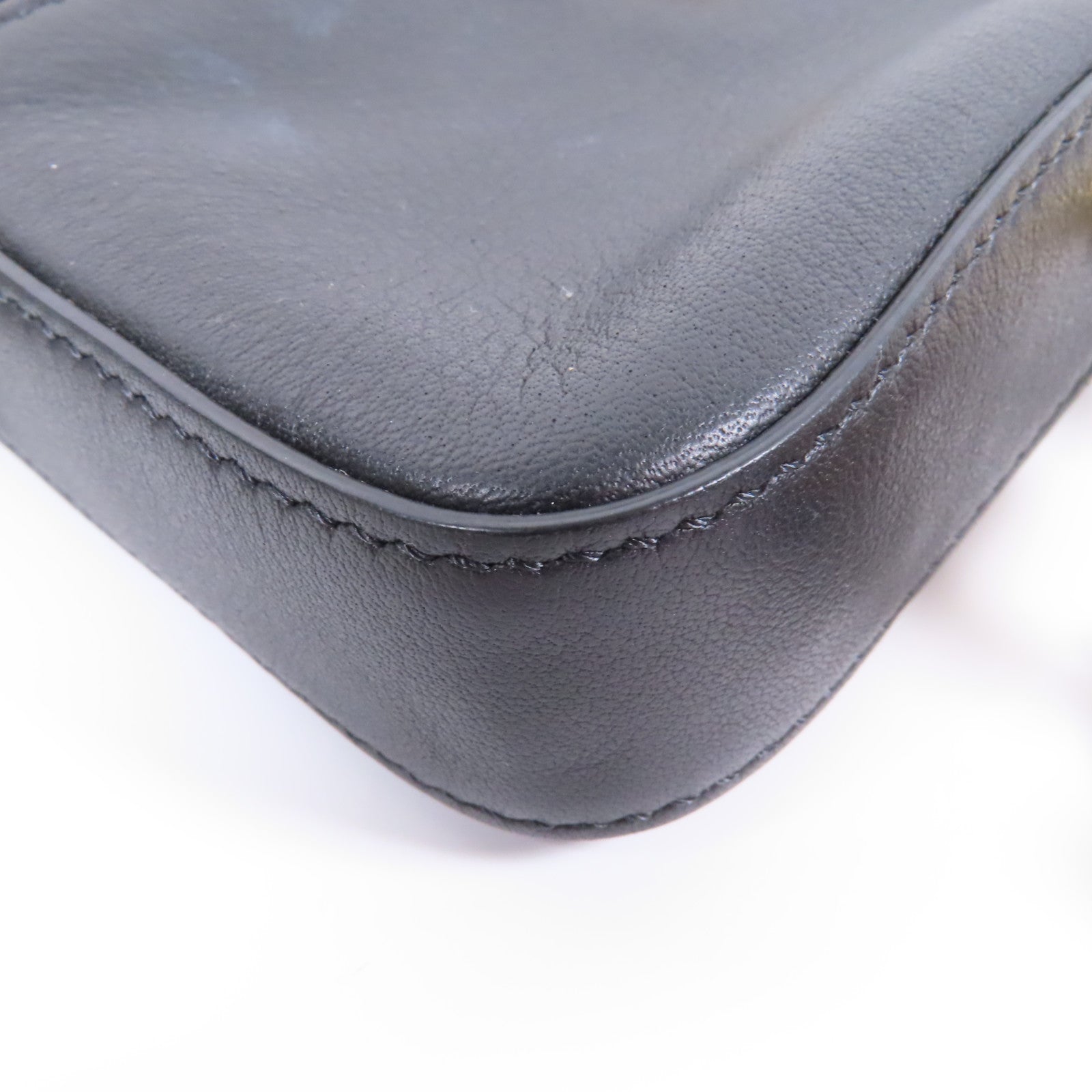 FENDI 牛皮皮革/Fur Micro Baguette Bag with Fluffy Feet金扣鏈帶肩背袋黑色