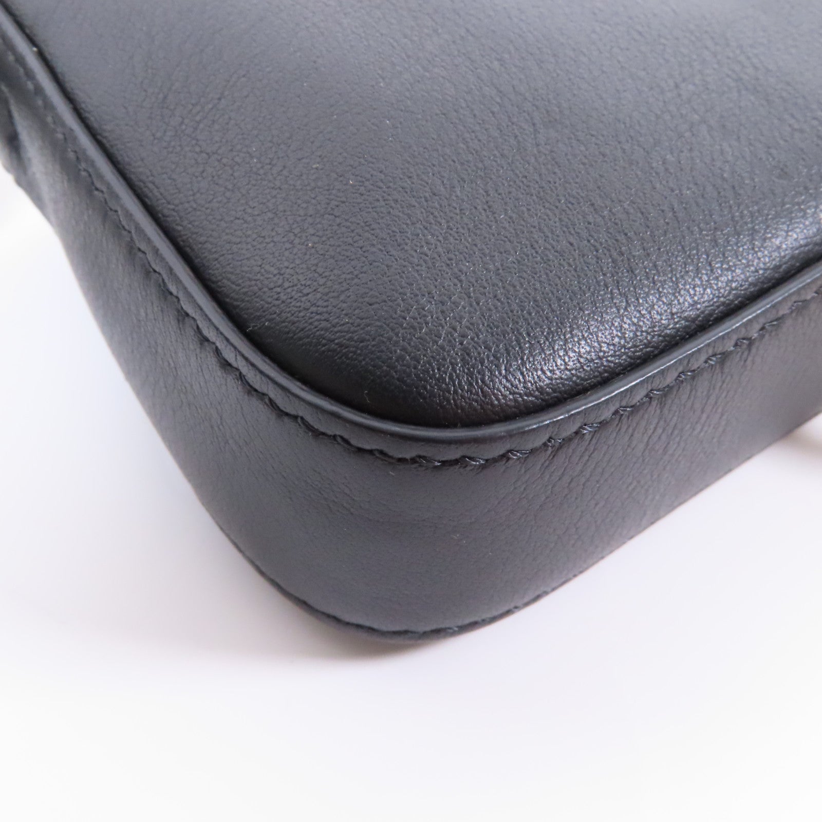 FENDI 牛皮皮革/Fur Micro Baguette Bag with Fluffy Feet金扣鏈帶肩背袋黑色