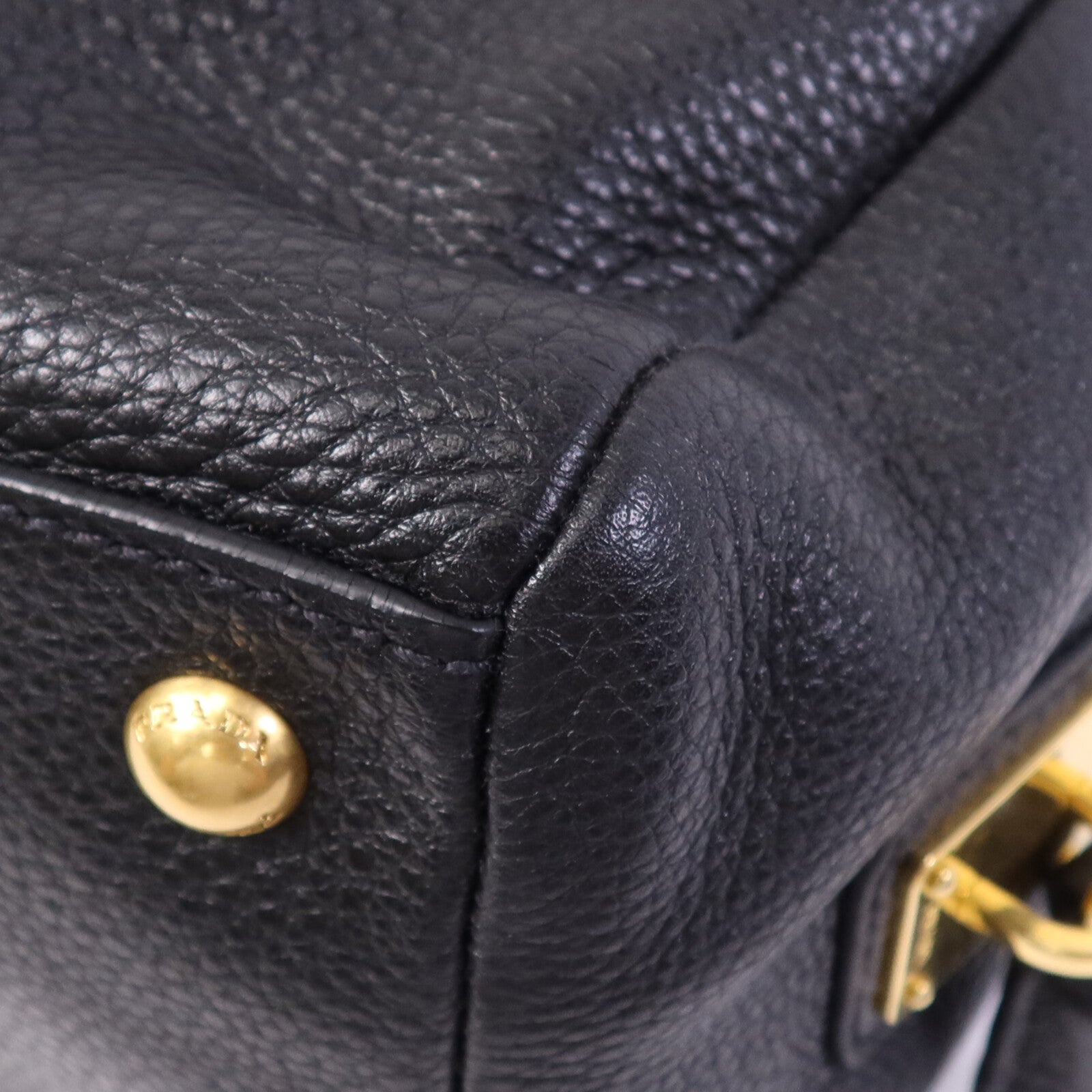 PRADA 牛皮皮革Shoulder Bag金扣肩背袋