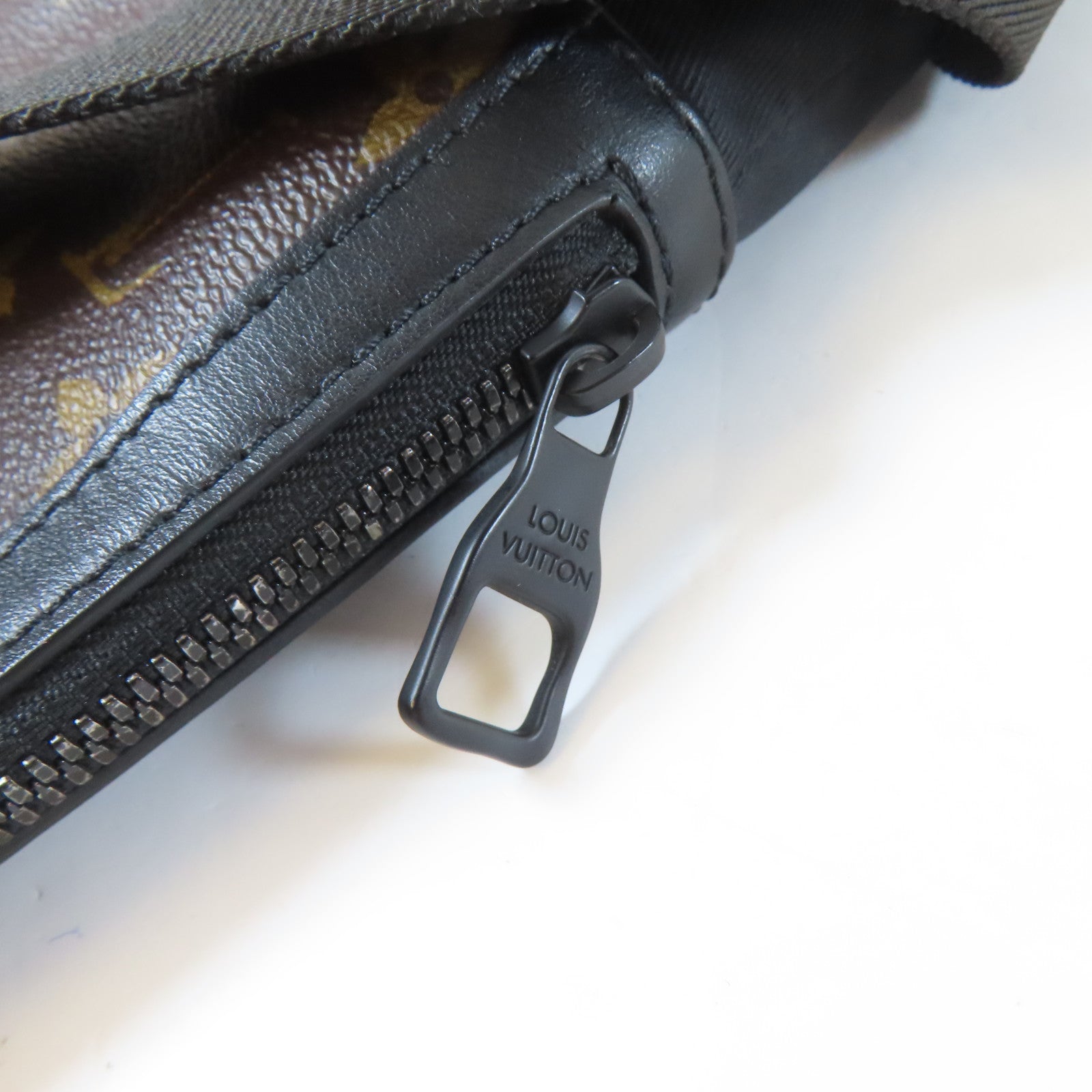 LOUIS VUITTON Monogram Chalk Sling黑扣肩背袋啡色