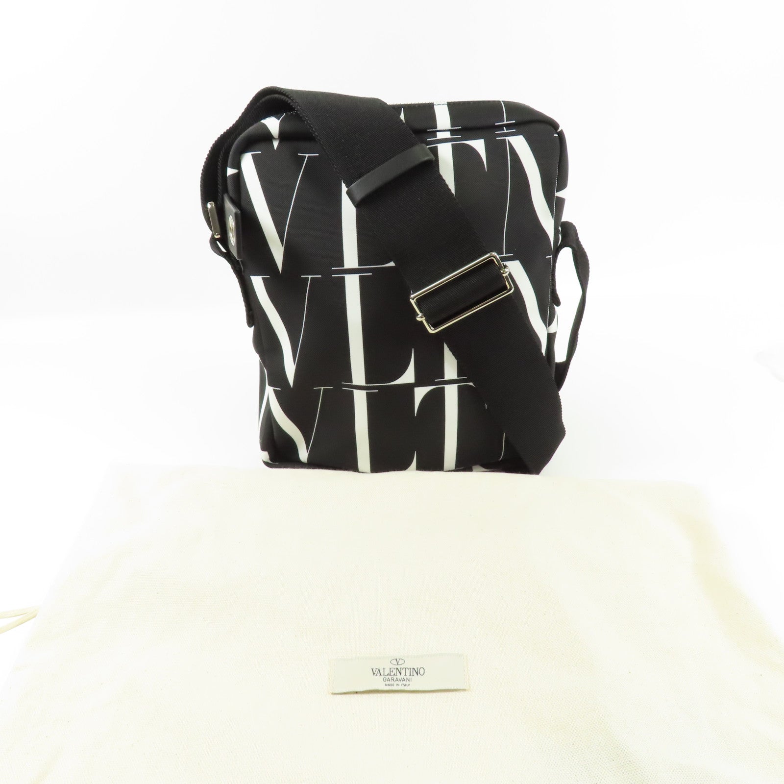 Valentino 帆布Cross Body銀扣肩背袋